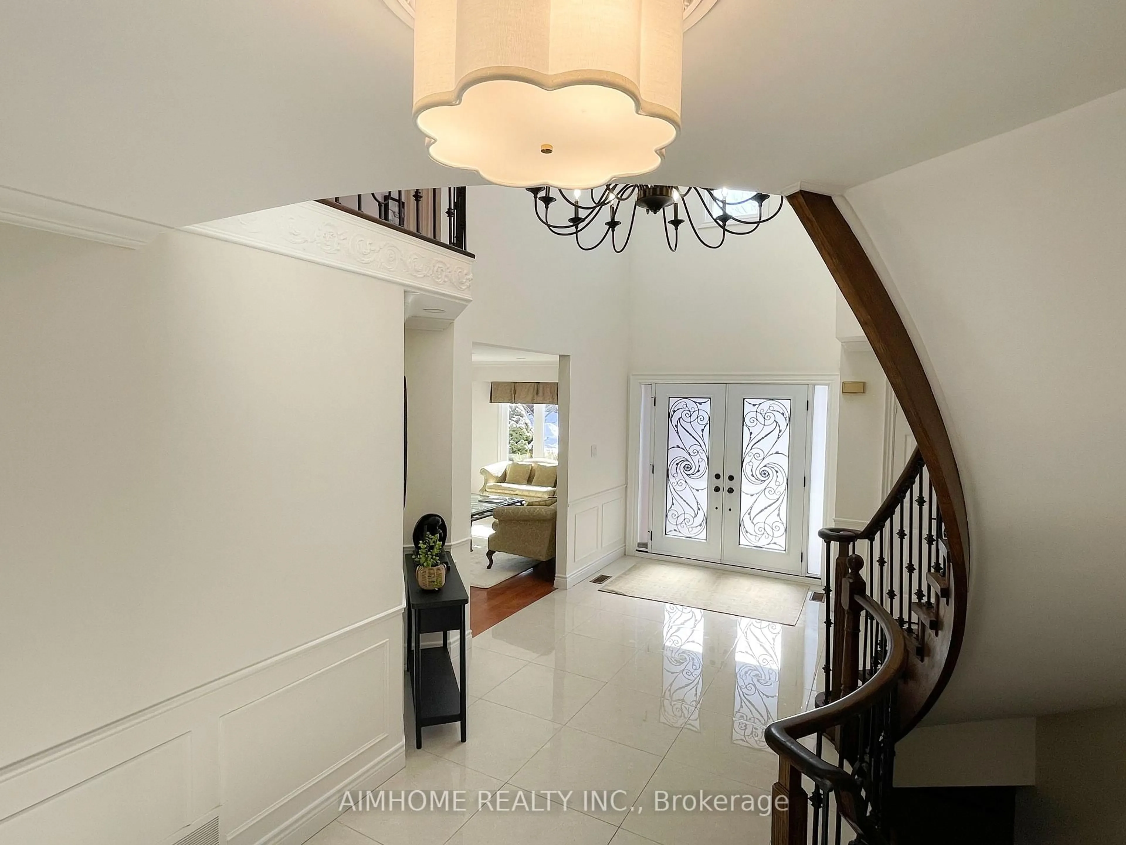 Indoor foyer for 8 Cygnus Dr, Richmond Hill Ontario L4C 8P2