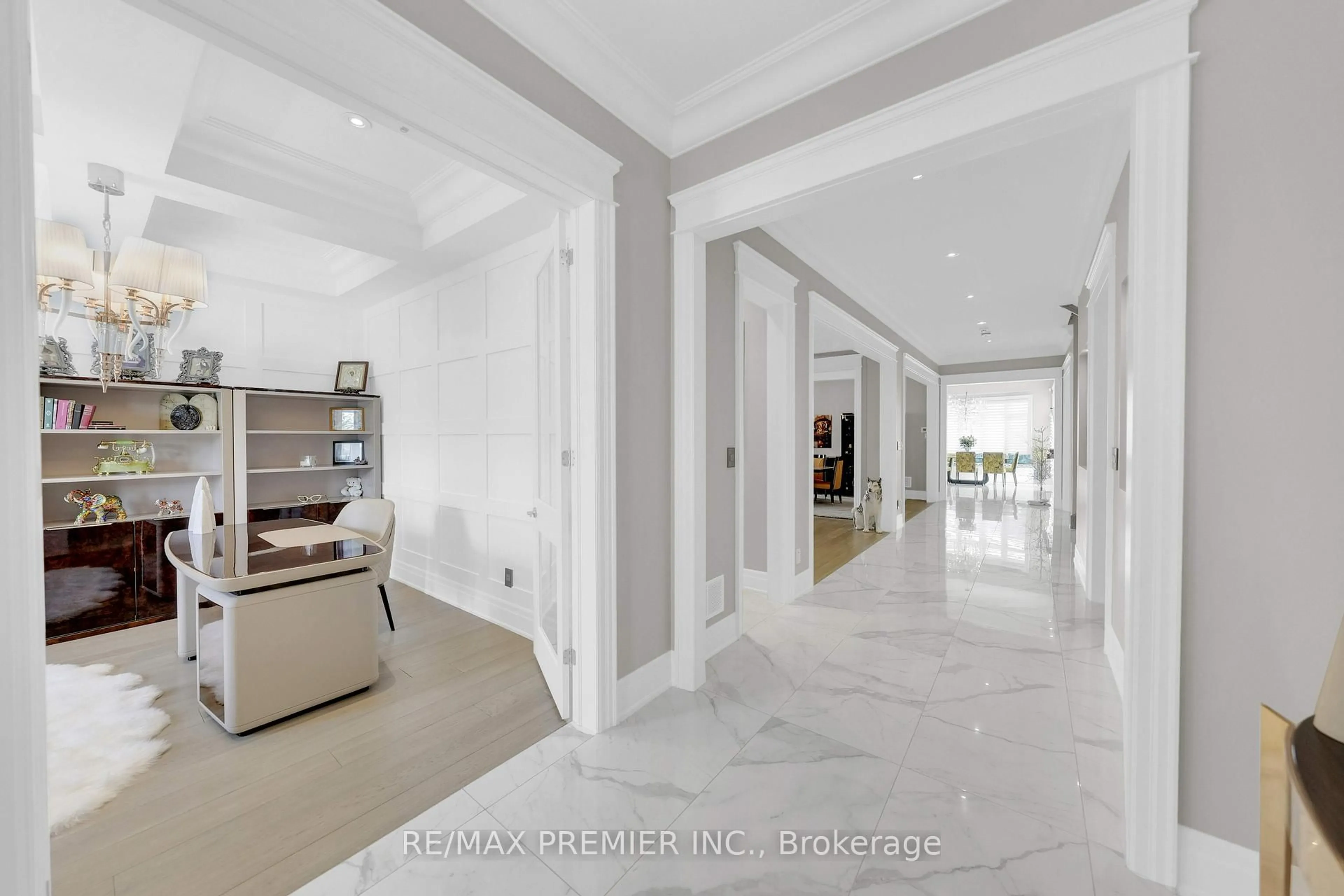 Indoor foyer for 19 Petrolia Crt, Richmond Hill Ontario L4C 0C2