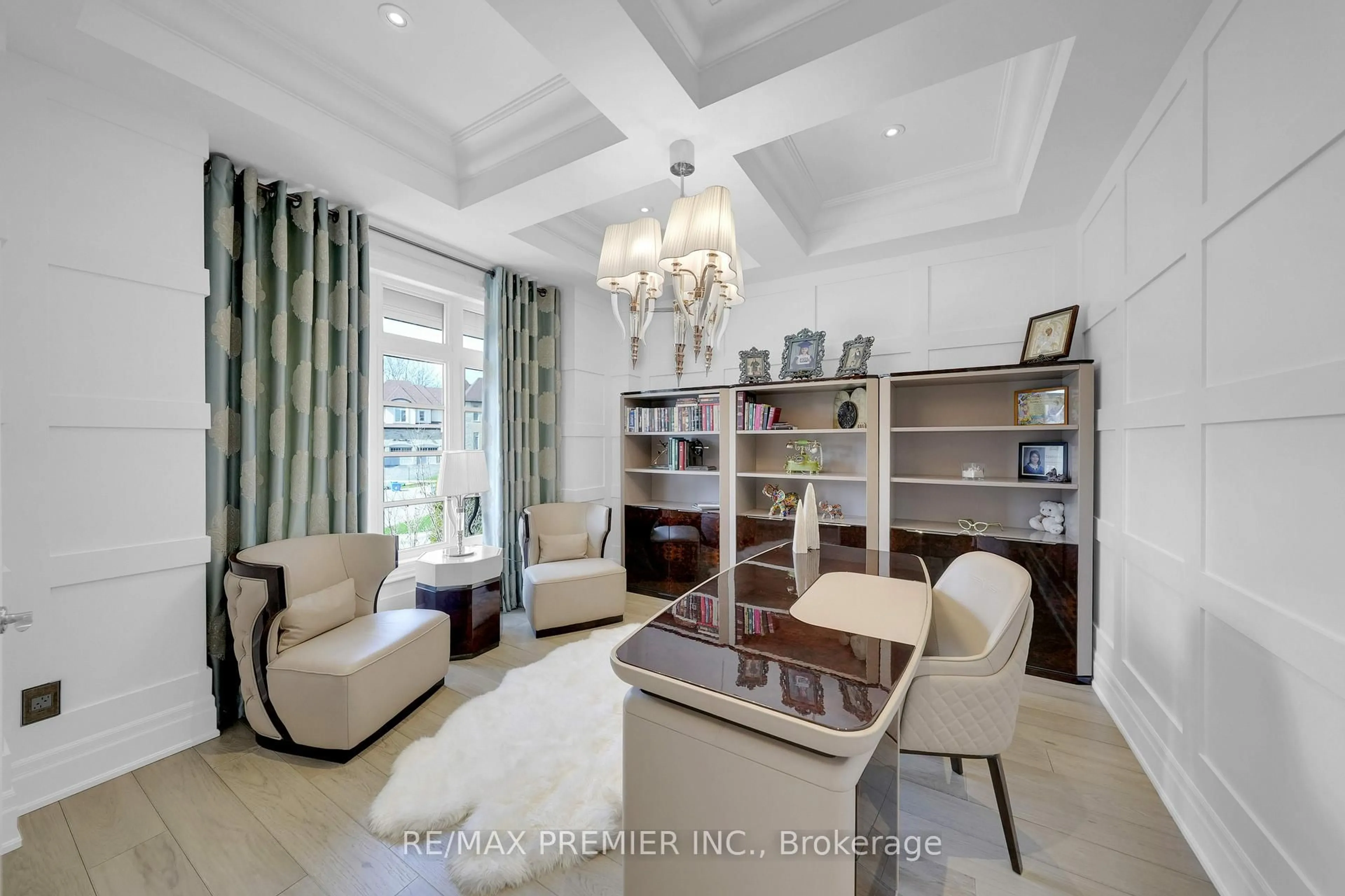 Living room with furniture, unknown for 19 Petrolia Crt, Richmond Hill Ontario L4C 0C2