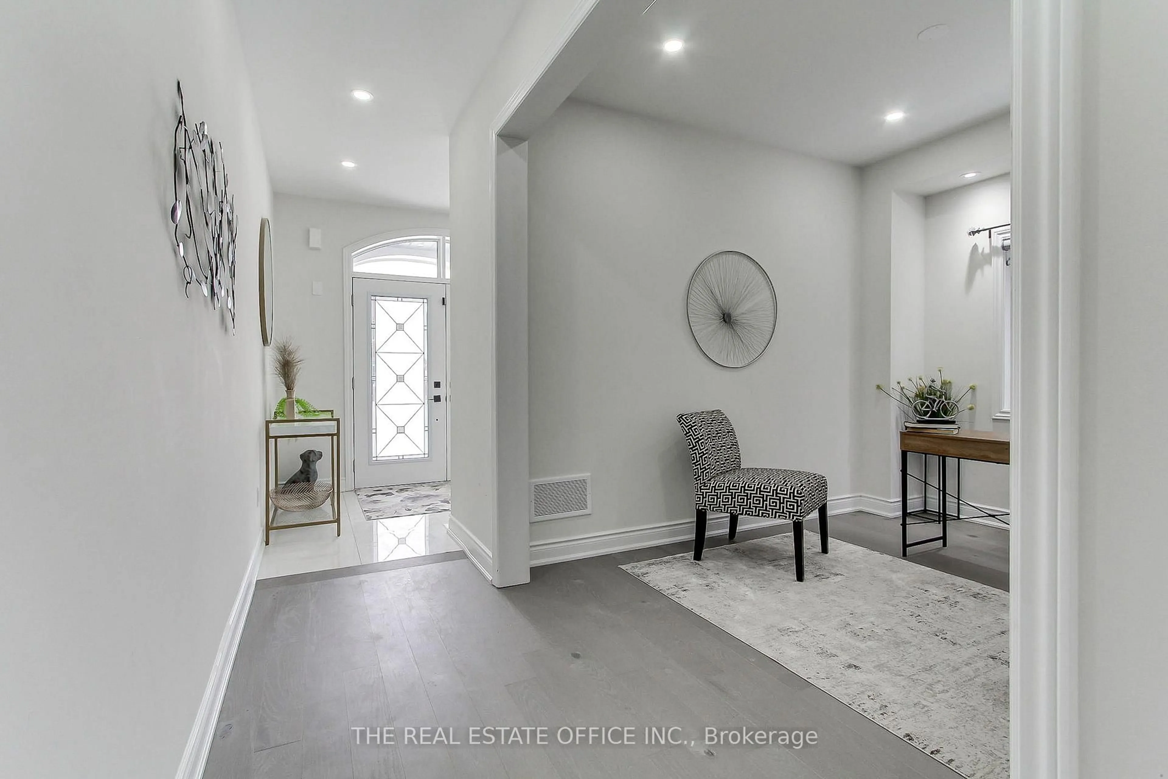 Indoor entryway for 1533 Prentice Rd, Innisfil Ontario L9S 0R3