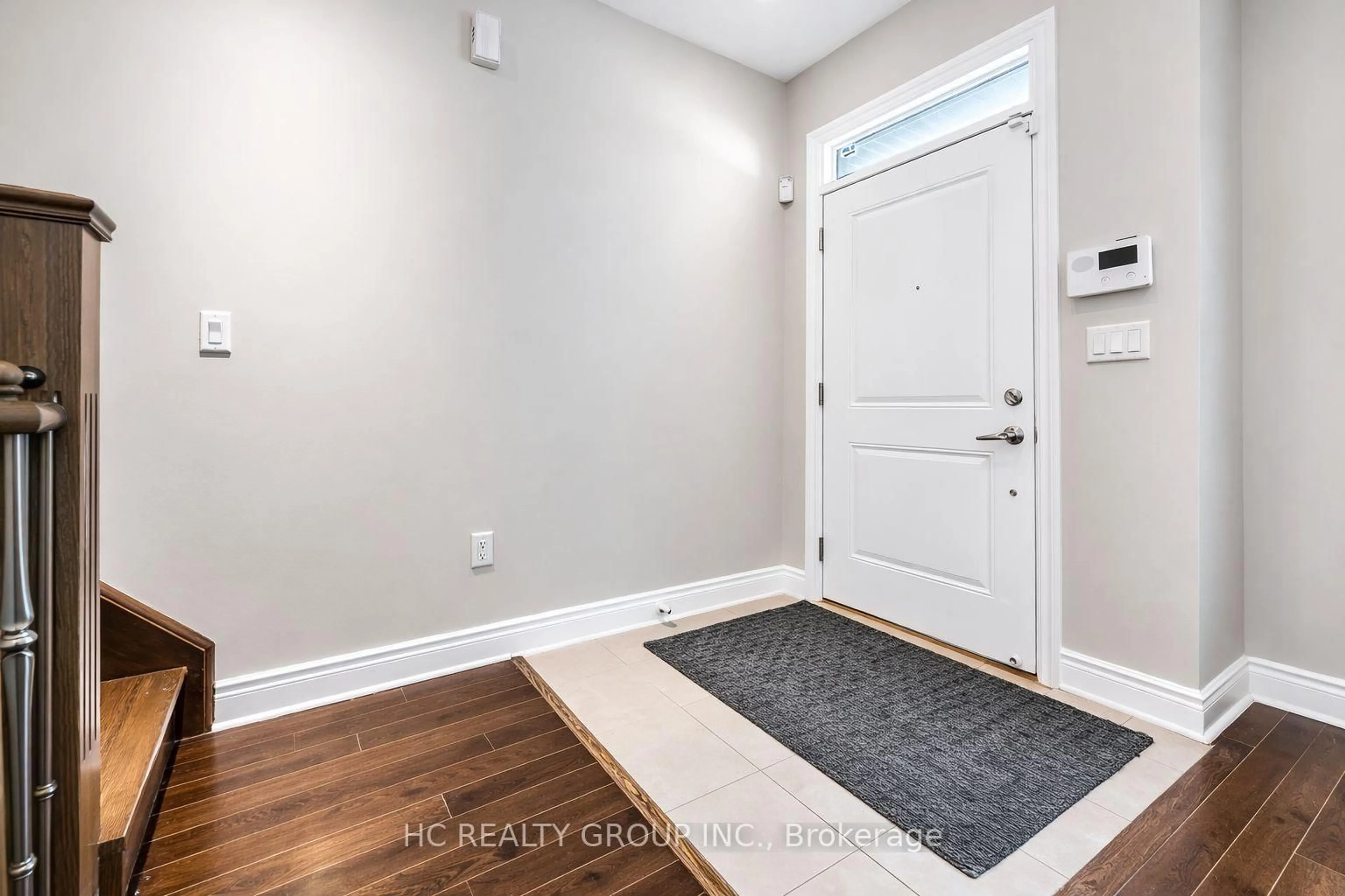 Indoor entryway for 225 South Park Rd #TH6, Markham Ontario L3T 0B6