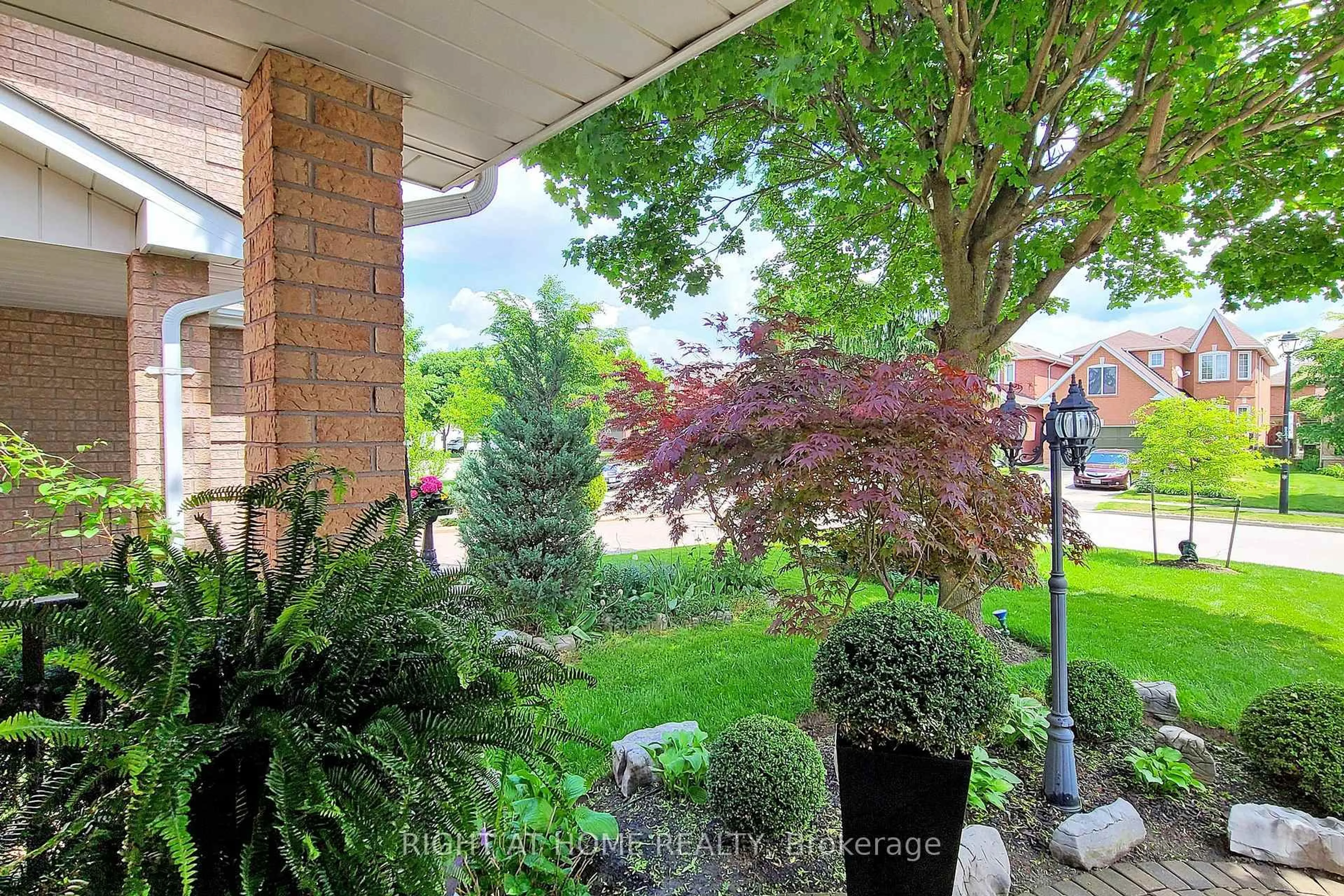 Patio, street for 444 Flanagan Crt, Newmarket Ontario L3X 2E9