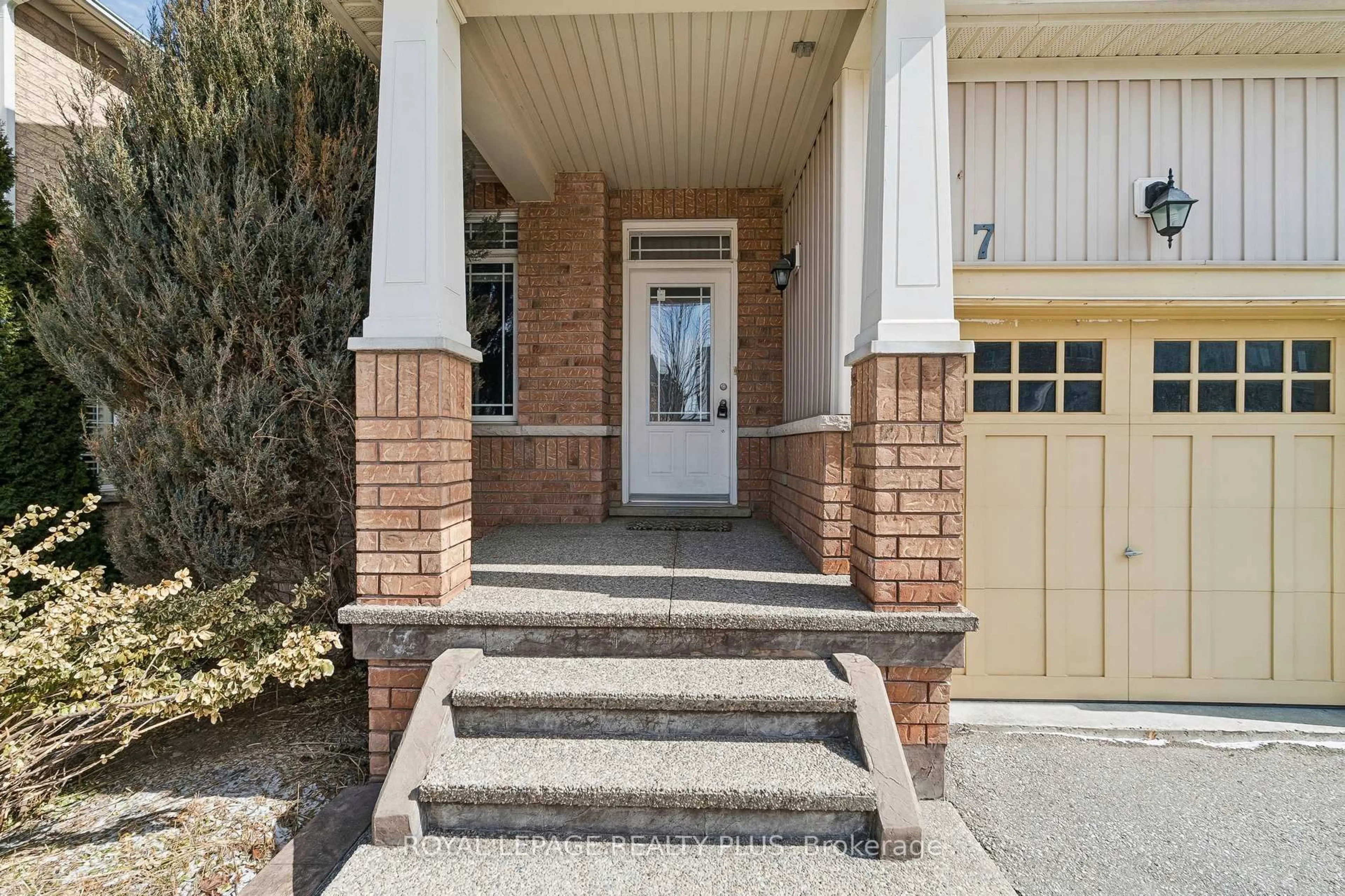 Indoor entryway for 7 West Park Ave, Bradford West Gwillimbury Ontario L3Z 0A5