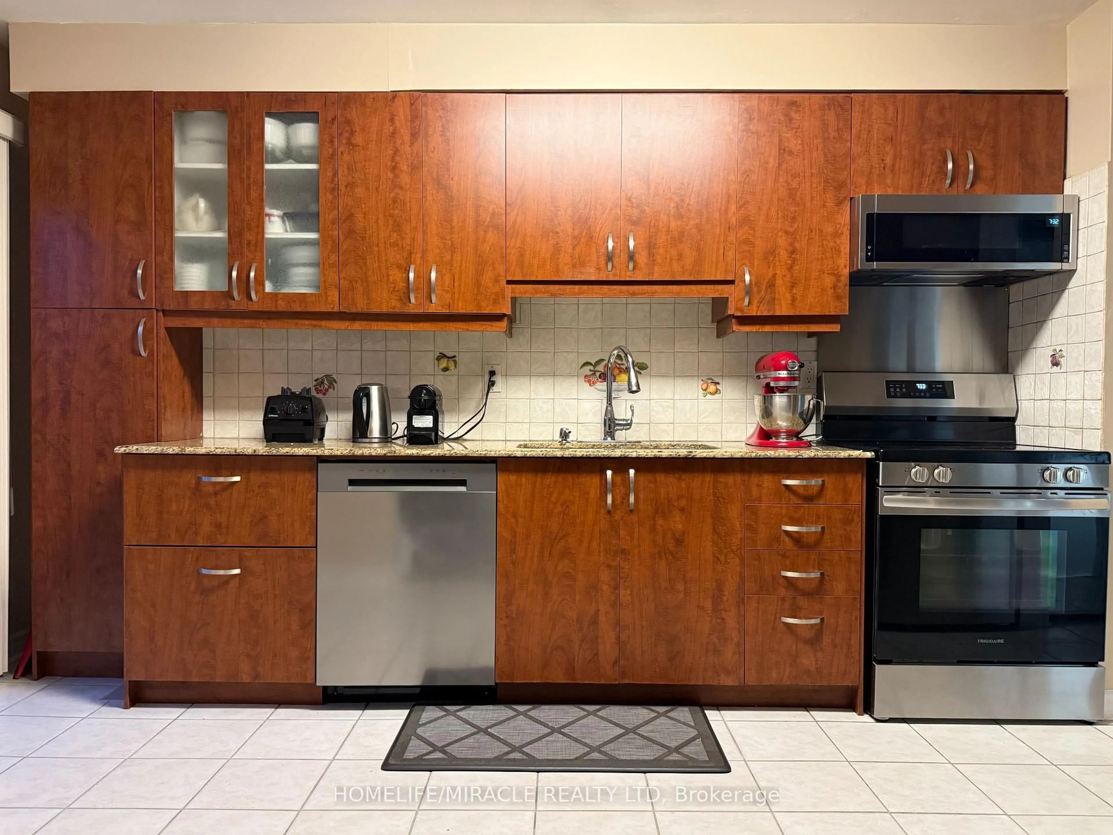 Standard kitchen, ceramic/tile floor for 163 Mabley Cres, Vaughan Ontario L4J 2Z7