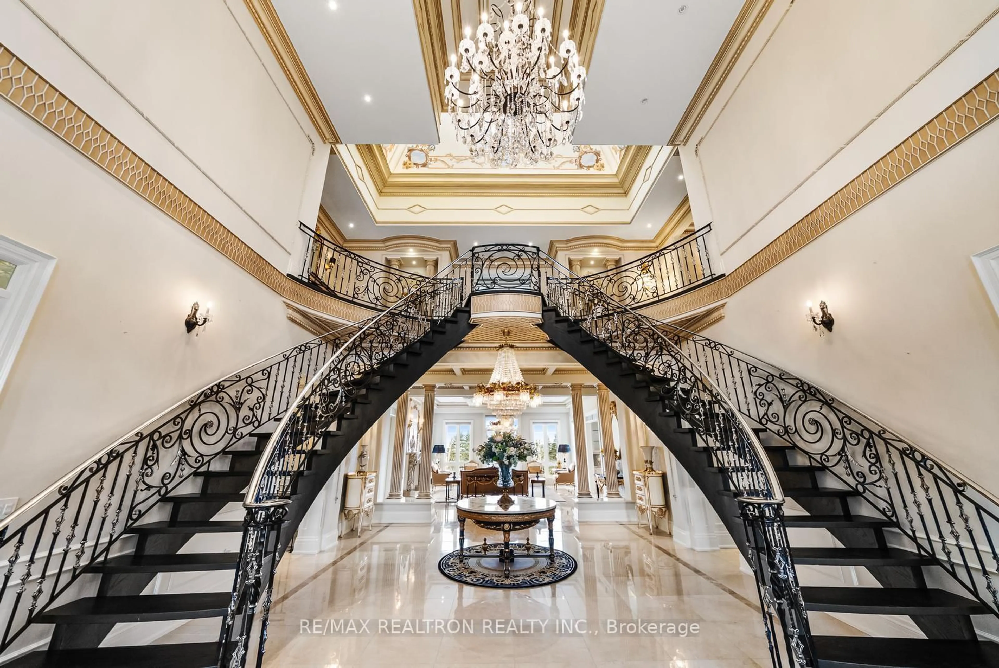 Indoor foyer for 45 Kensington Dr, Richmond Hill Ontario L4E 3S7