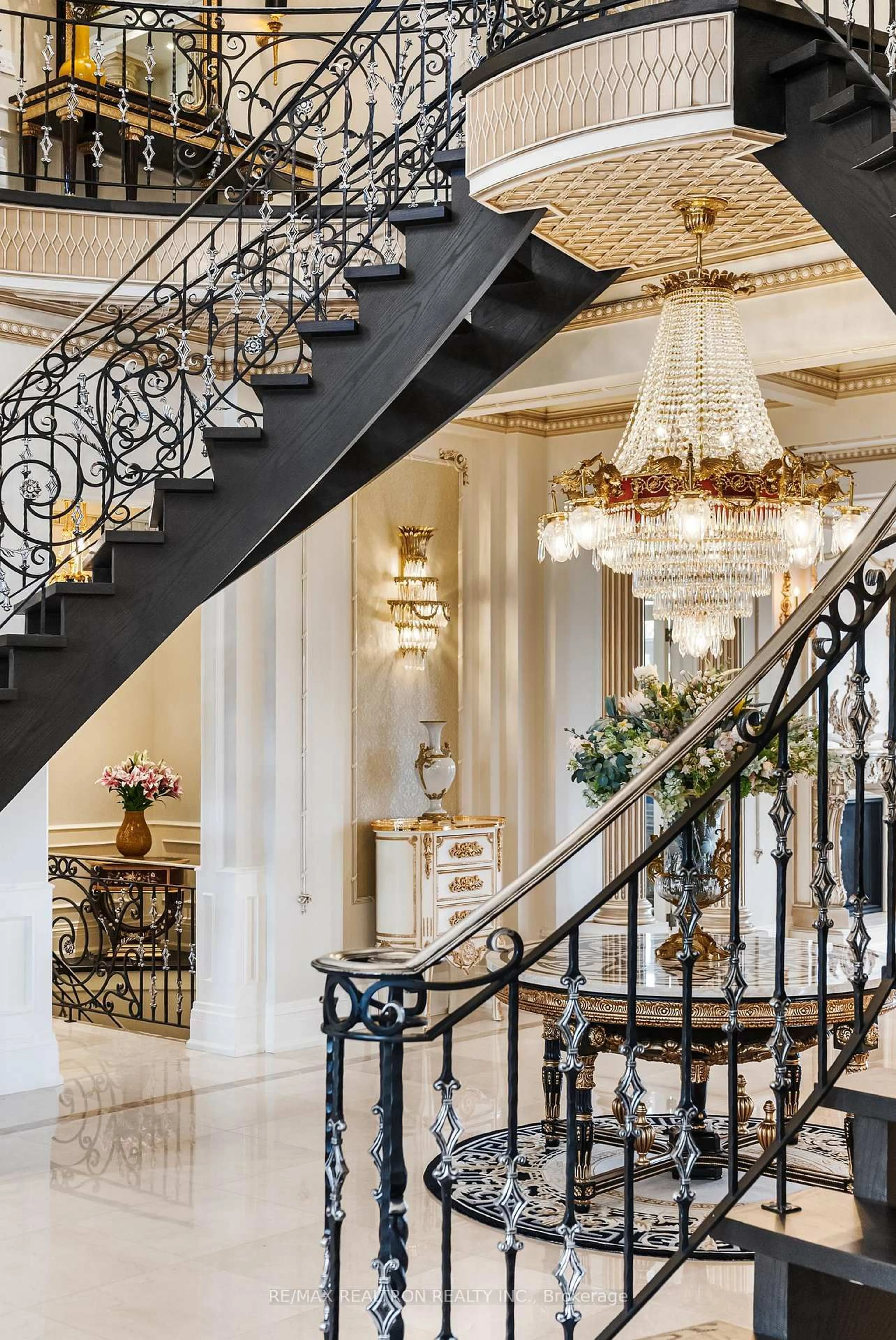 Indoor foyer for 45 Kensington Dr, Richmond Hill Ontario L4E 3S7