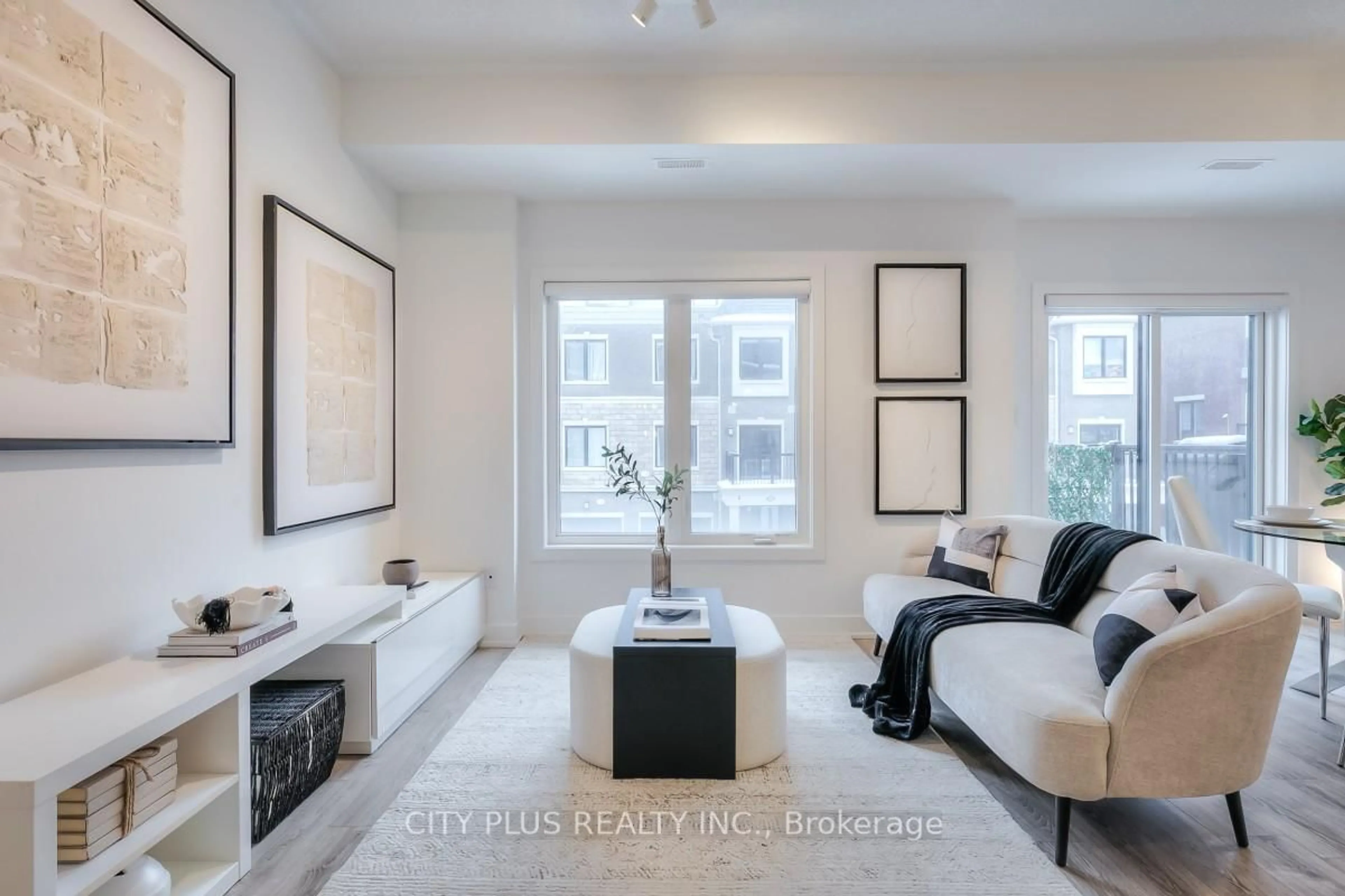 Living room with furniture, unknown for 23 NORDIC Lane, Whitchurch-Stouffville Ontario L4A 4W8