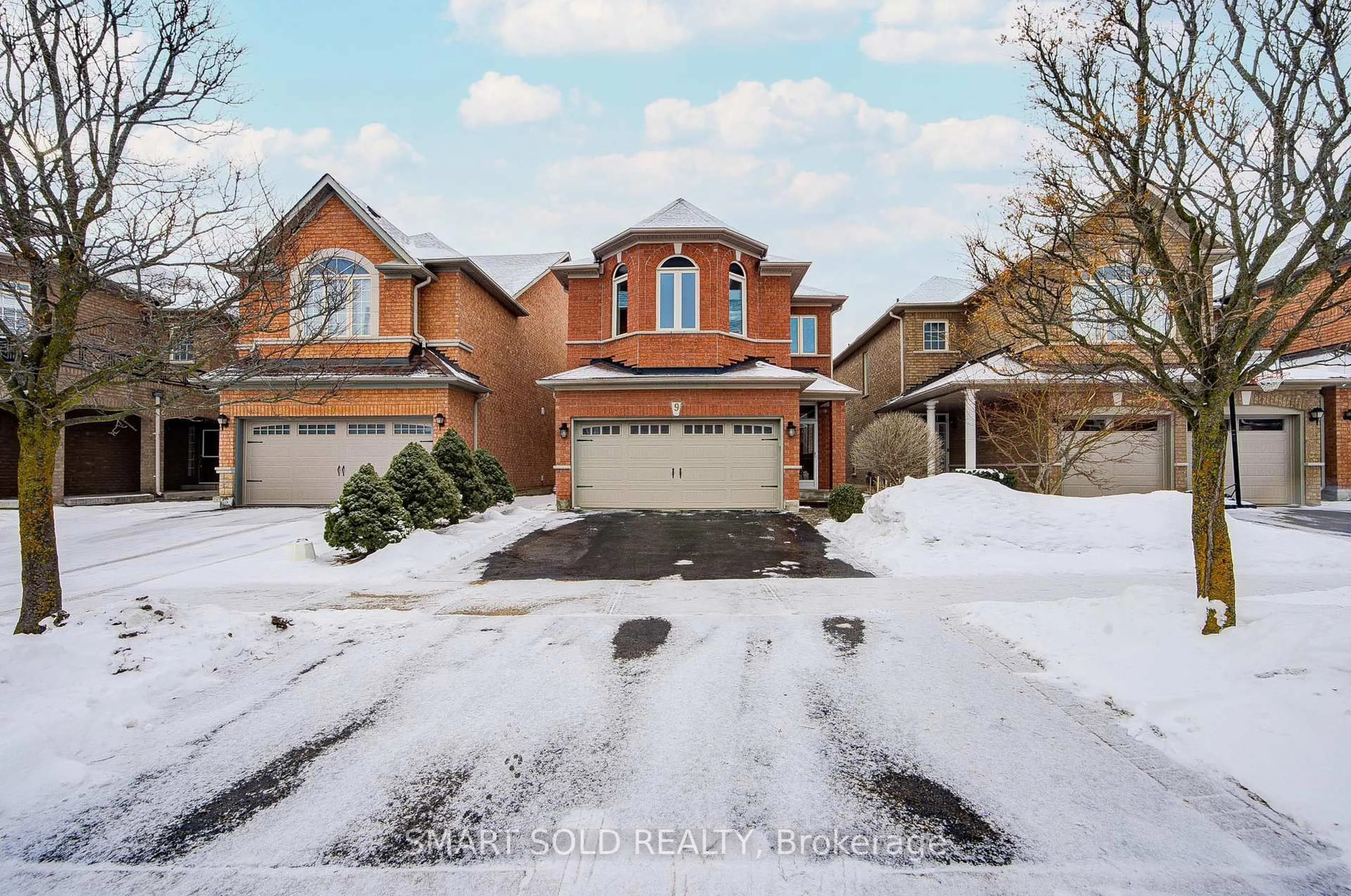 A pic from outside/outdoor area/front of a property/back of a property/a pic from drone, street for 9 Mariposa Ave, Richmond Hill Ontario L4S 2N7