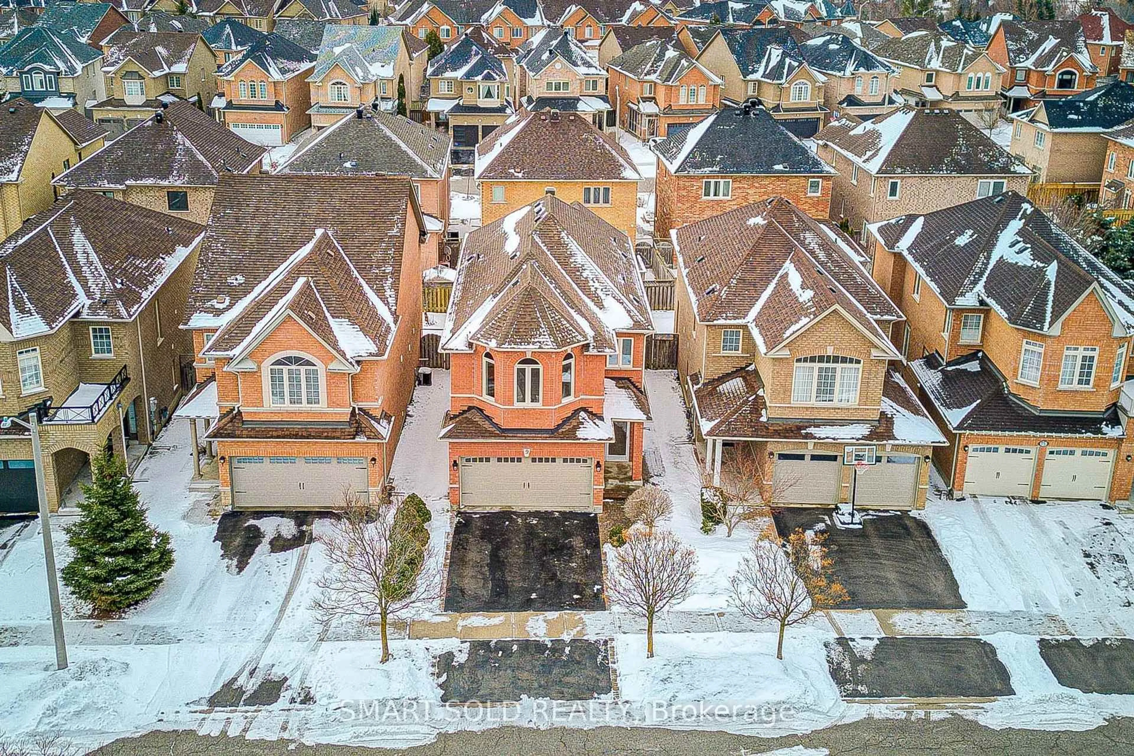 A pic from outside/outdoor area/front of a property/back of a property/a pic from drone, street for 9 Mariposa Ave, Richmond Hill Ontario L4S 2N7