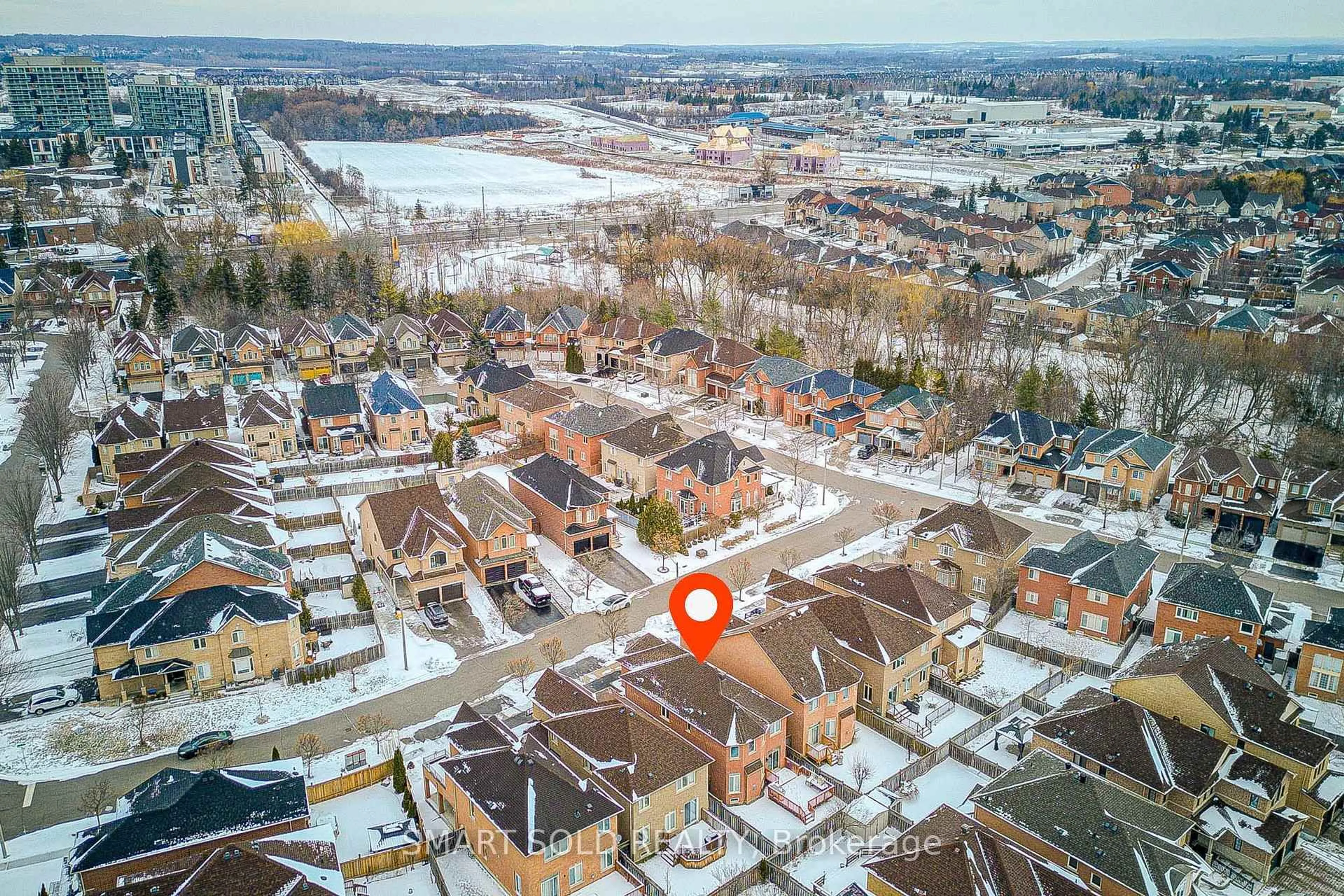 A pic from outside/outdoor area/front of a property/back of a property/a pic from drone, street for 9 Mariposa Ave, Richmond Hill Ontario L4S 2N7
