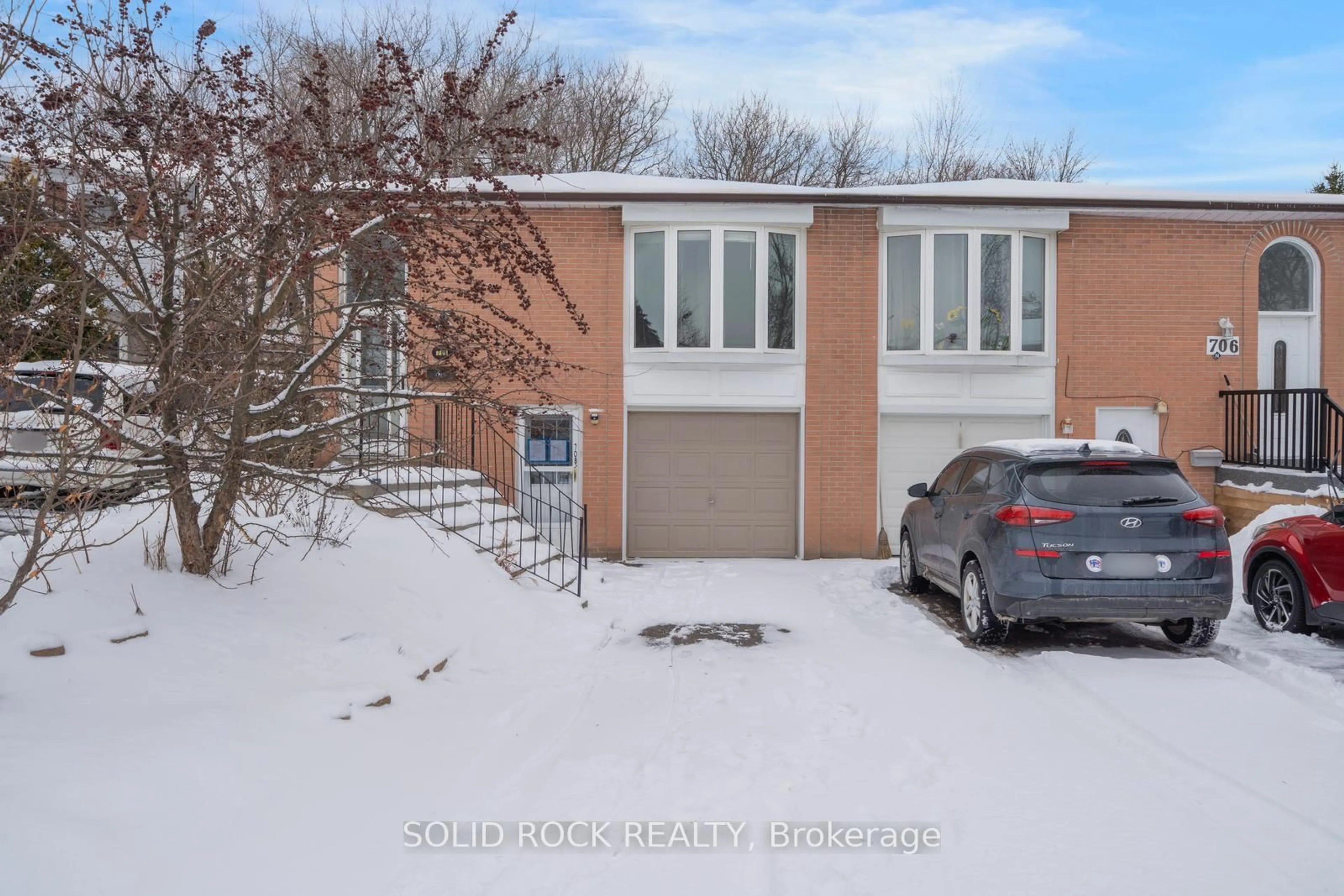 A pic from outside/outdoor area/front of a property/back of a property/a pic from drone, street for 708 Jackson Crt, Newmarket Ontario L3Y 5A6