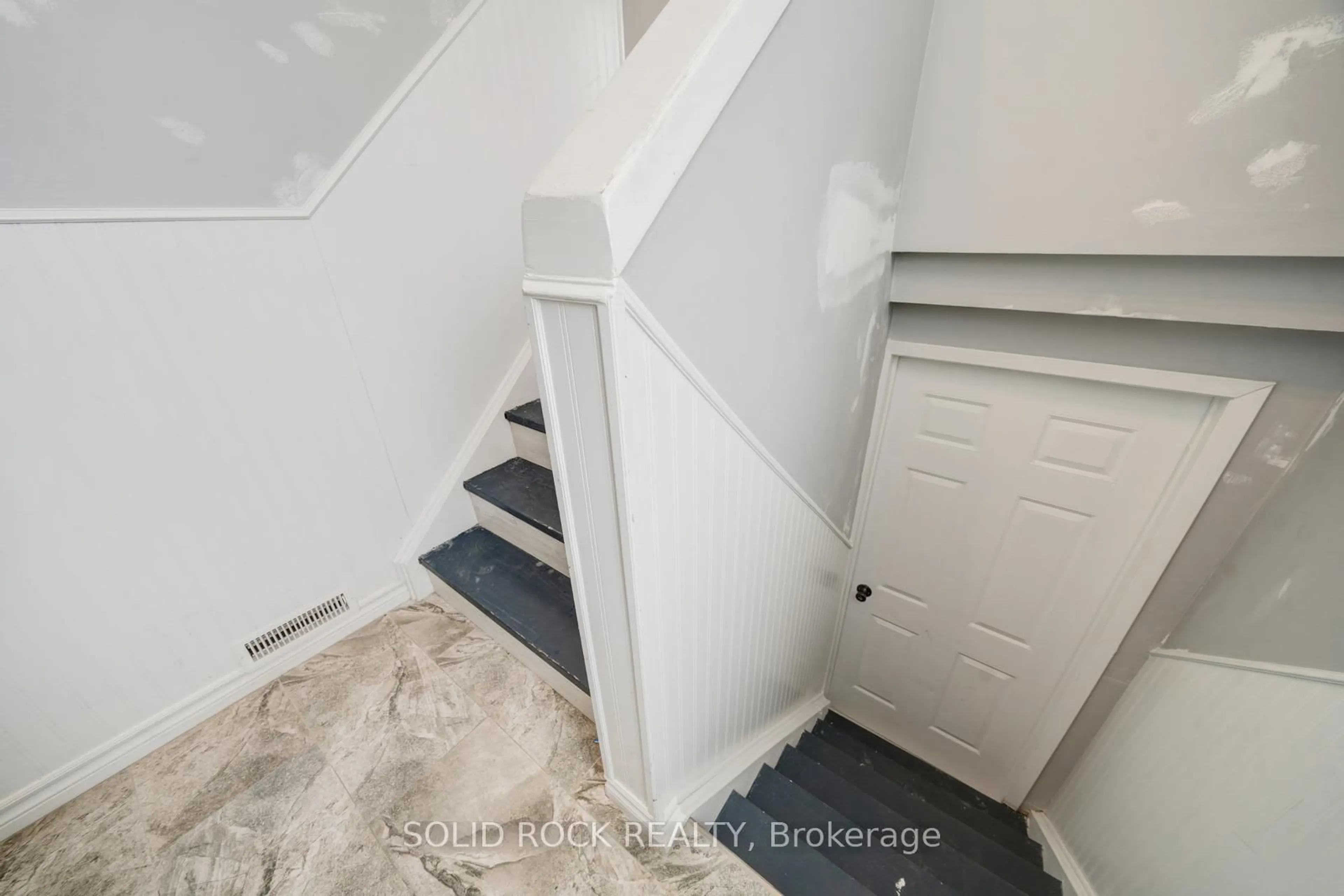 Stairs for 708 Jackson Crt, Newmarket Ontario L3Y 5A6