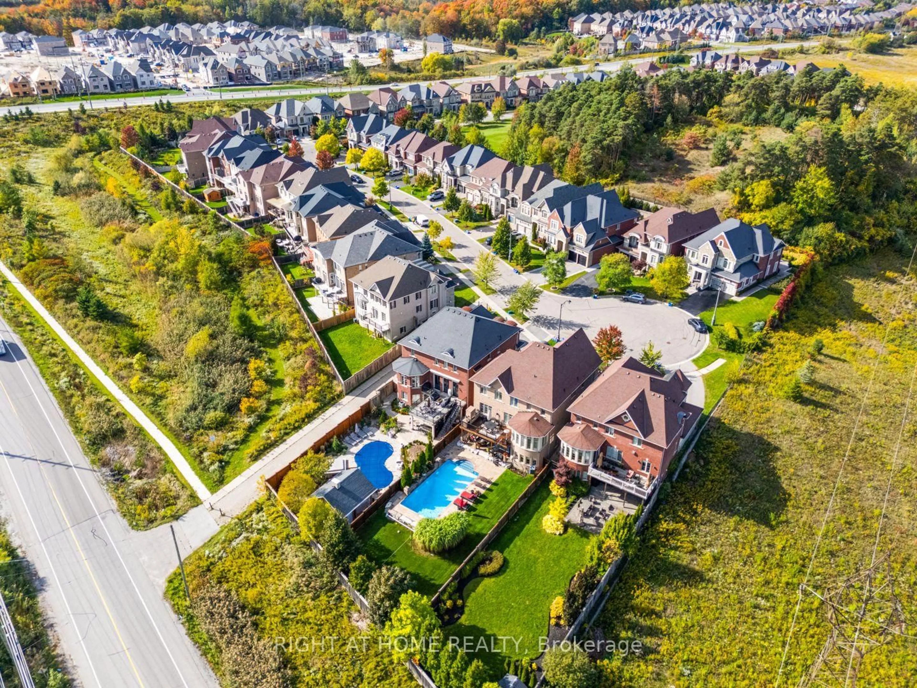 A pic from outside/outdoor area/front of a property/back of a property/a pic from drone, street for 126 Vines Pl, Aurora Ontario L4G 0R7