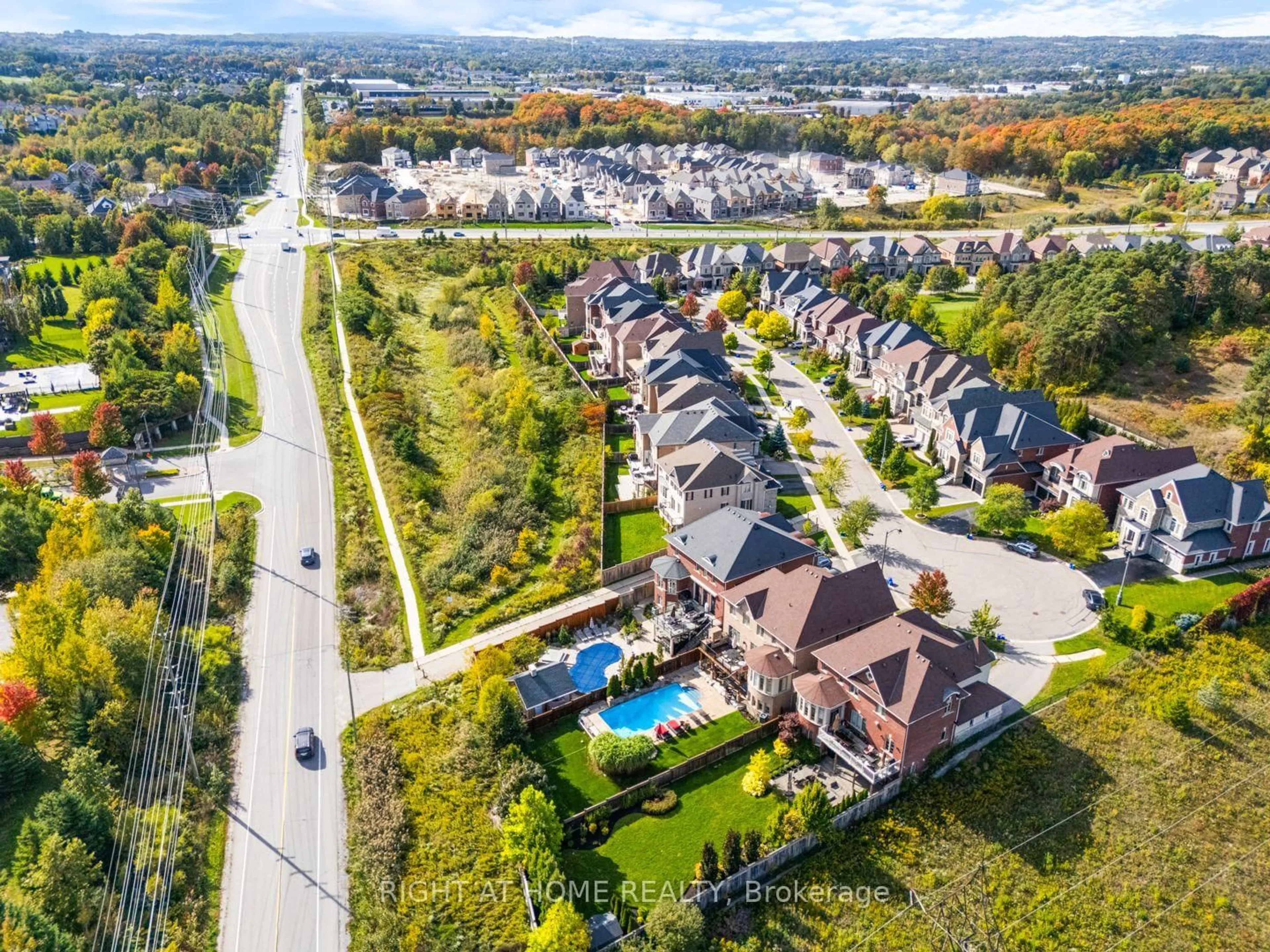 A pic from outside/outdoor area/front of a property/back of a property/a pic from drone, unknown for 126 Vines Pl, Aurora Ontario L4G 0R7