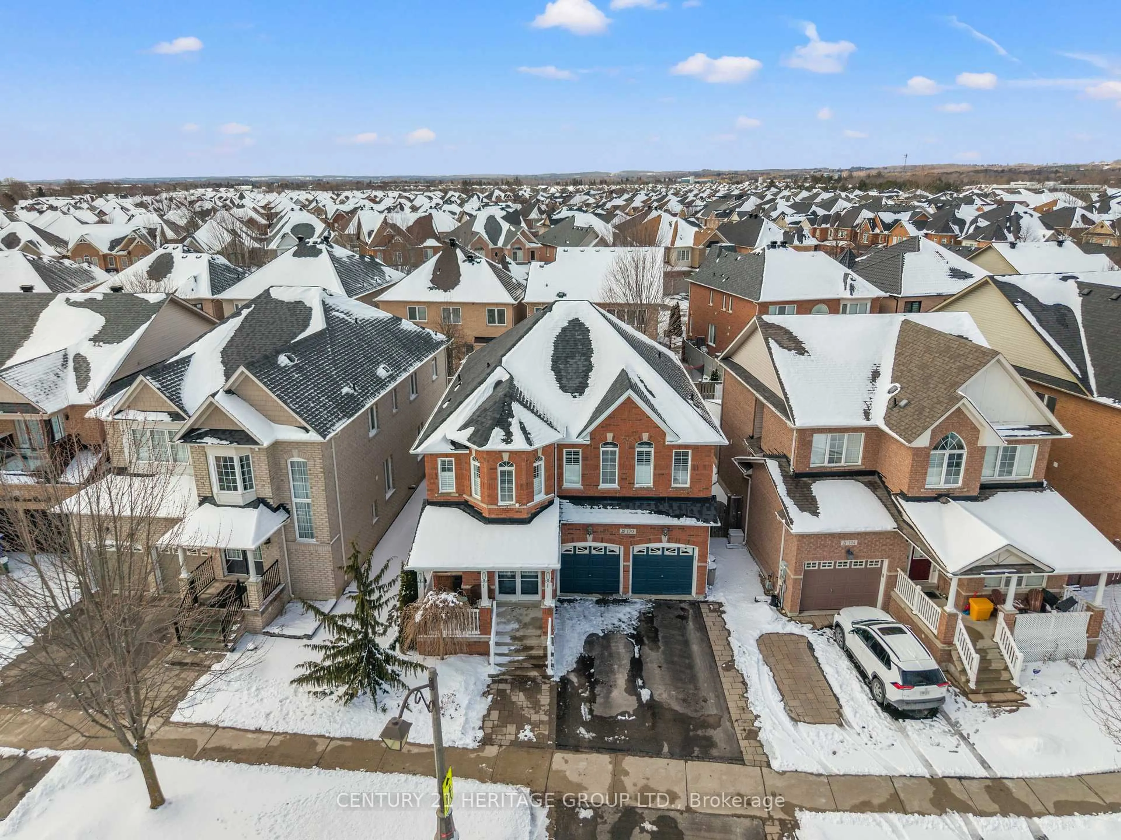 A pic from outside/outdoor area/front of a property/back of a property/a pic from drone, street for 170 West Lawn Cres, Whitchurch-Stouffville Ontario L4A 0B4