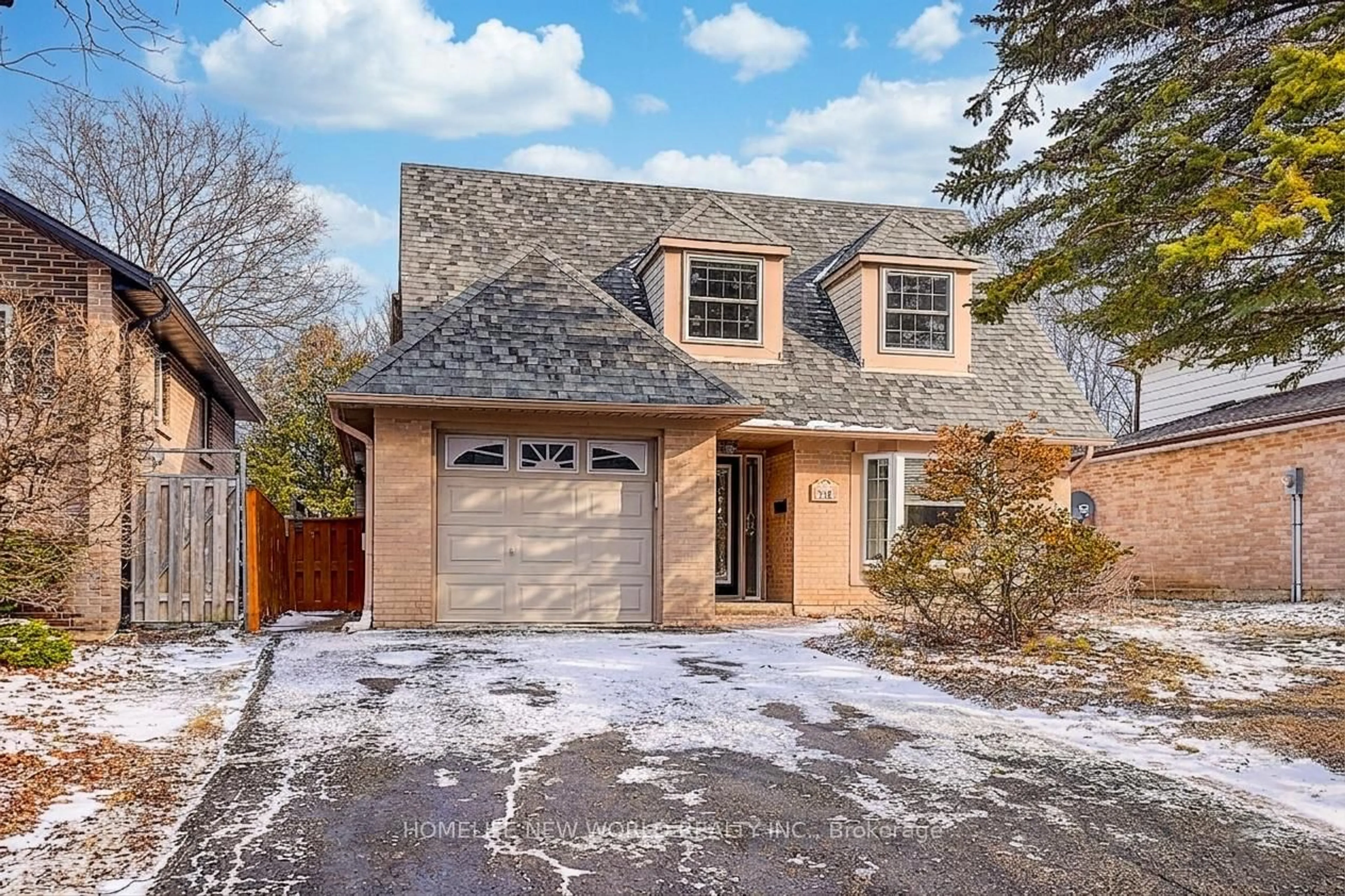 Home with brick exterior material, street for 715 Irwin Cres, Newmarket Ontario L3Y 5A4