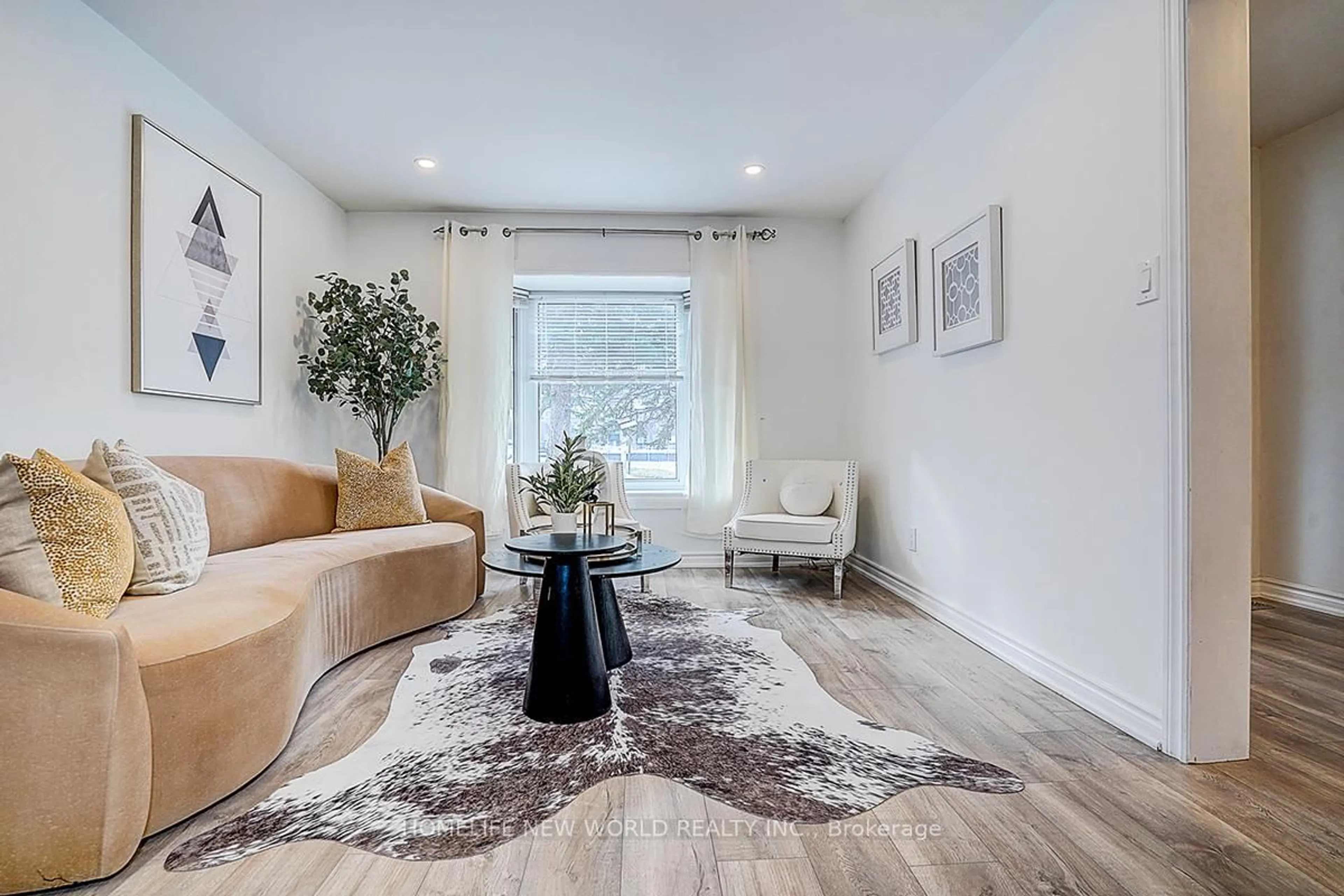 Living room with furniture, unknown for 715 Irwin Cres, Newmarket Ontario L3Y 5A4