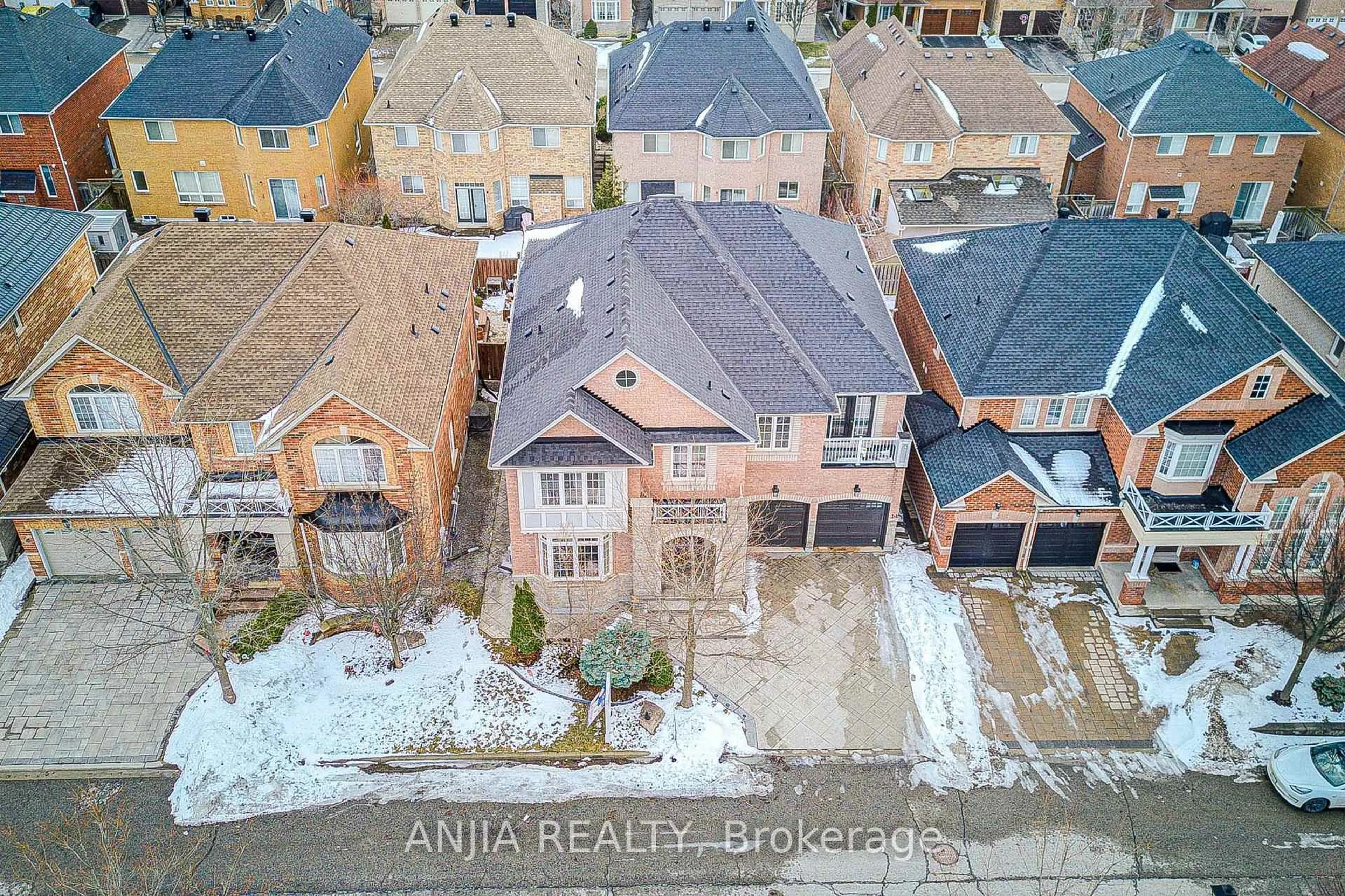 A pic from outside/outdoor area/front of a property/back of a property/a pic from drone, street for 10 Golden Meadow Dr, Markham Ontario L6E 1V8