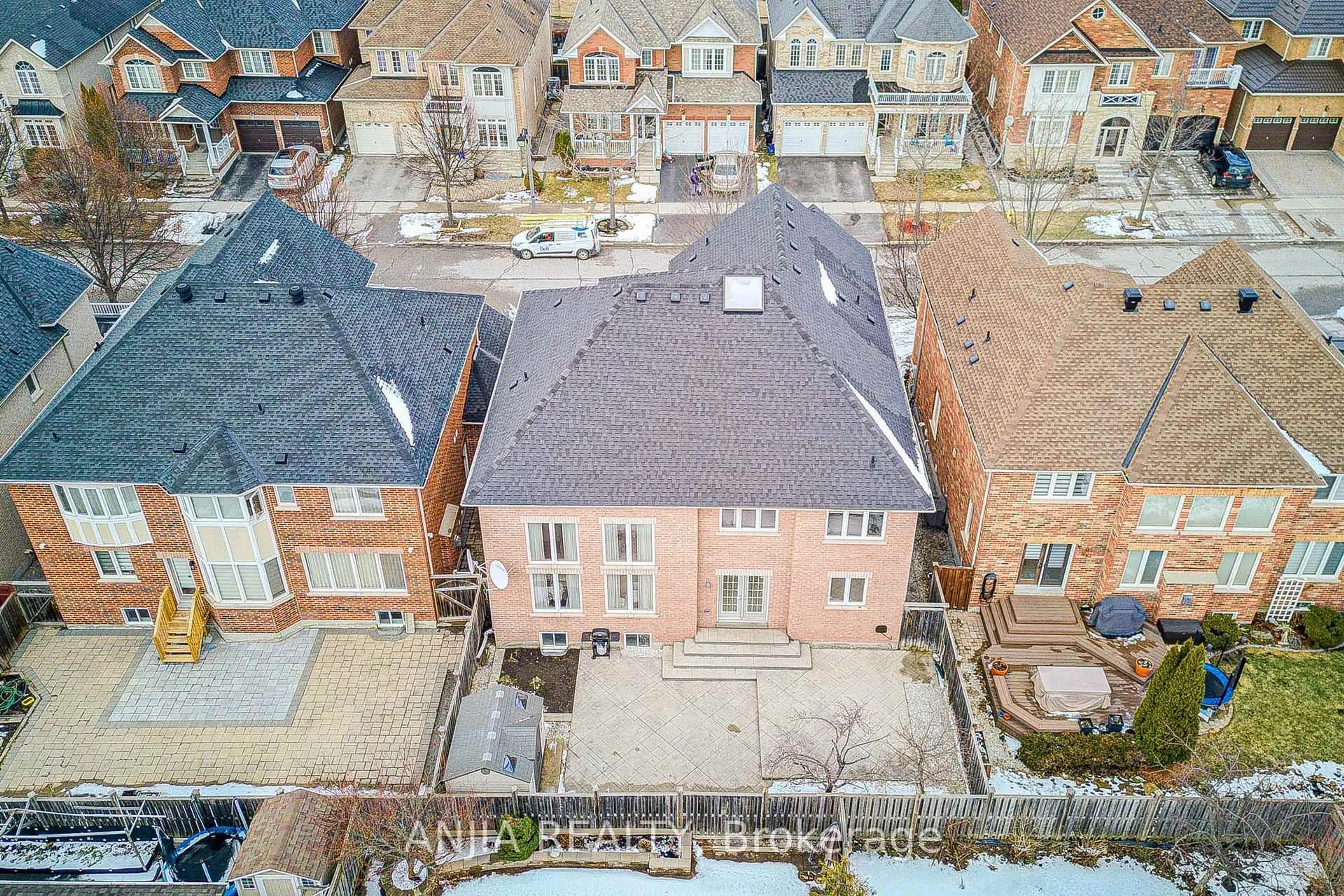 A pic from outside/outdoor area/front of a property/back of a property/a pic from drone, unknown for 10 Golden Meadow Dr, Markham Ontario L6E 1V8