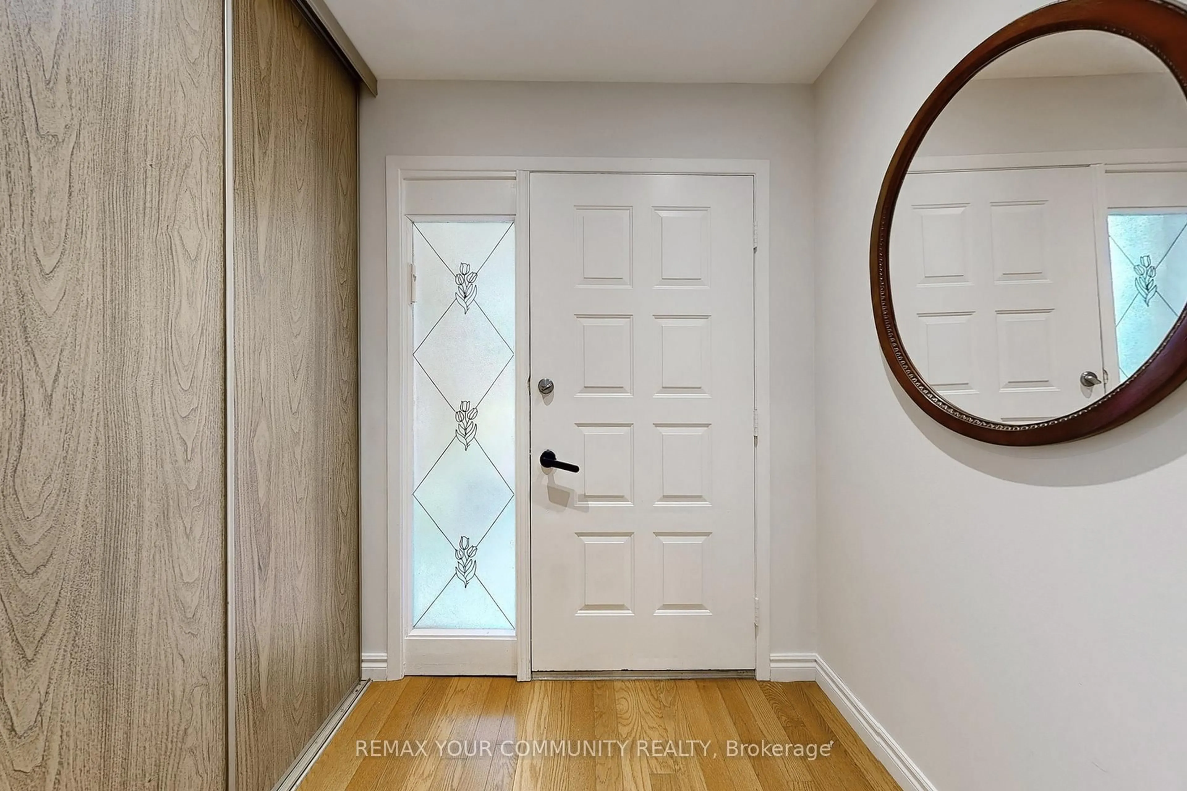 Indoor entryway for 287 Manchester Dr, Newmarket Ontario L3Y 6J4