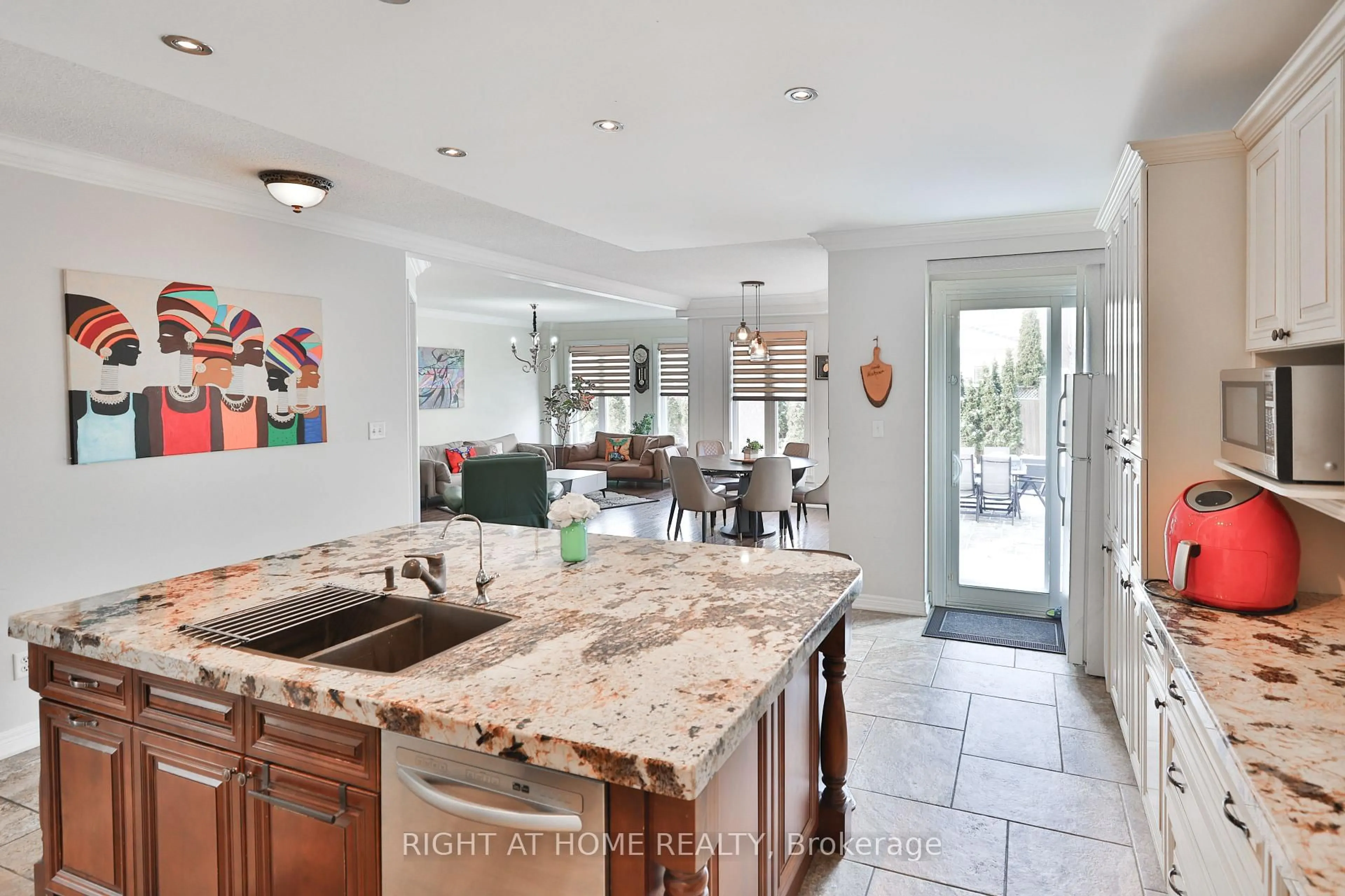 Open concept kitchen, ceramic/tile floor for 122 Red Cardinal Tr, Richmond Hill Ontario L4E 4B7