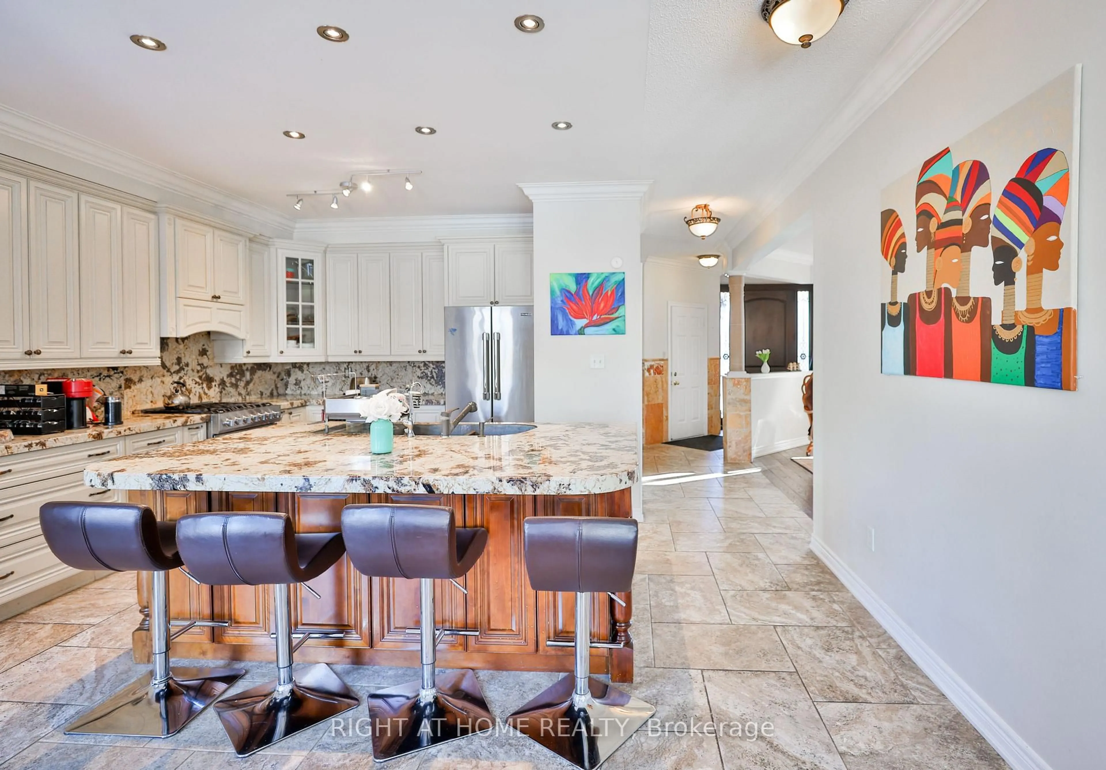 Open concept kitchen, ceramic/tile floor for 122 Red Cardinal Tr, Richmond Hill Ontario L4E 4B7