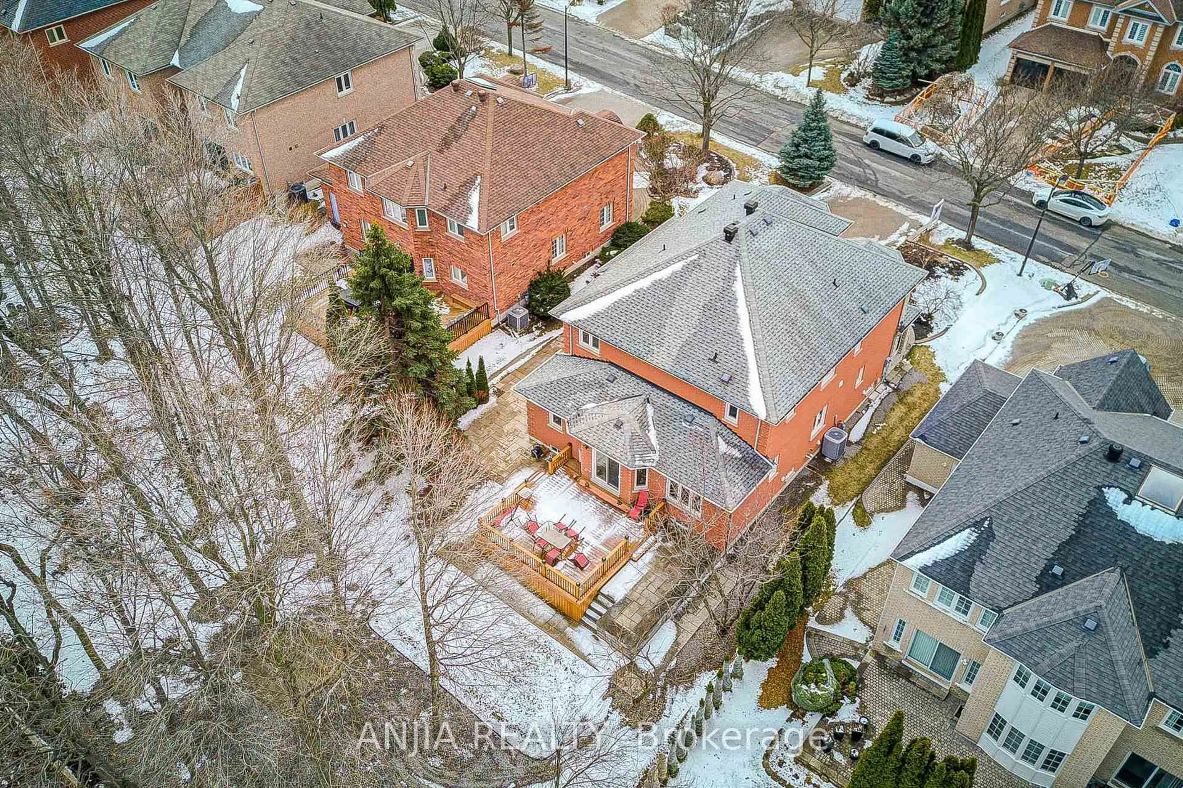 A pic from outside/outdoor area/front of a property/back of a property/a pic from drone, street for 91 Reansbury Cres, Markham Ontario L6C 1X6