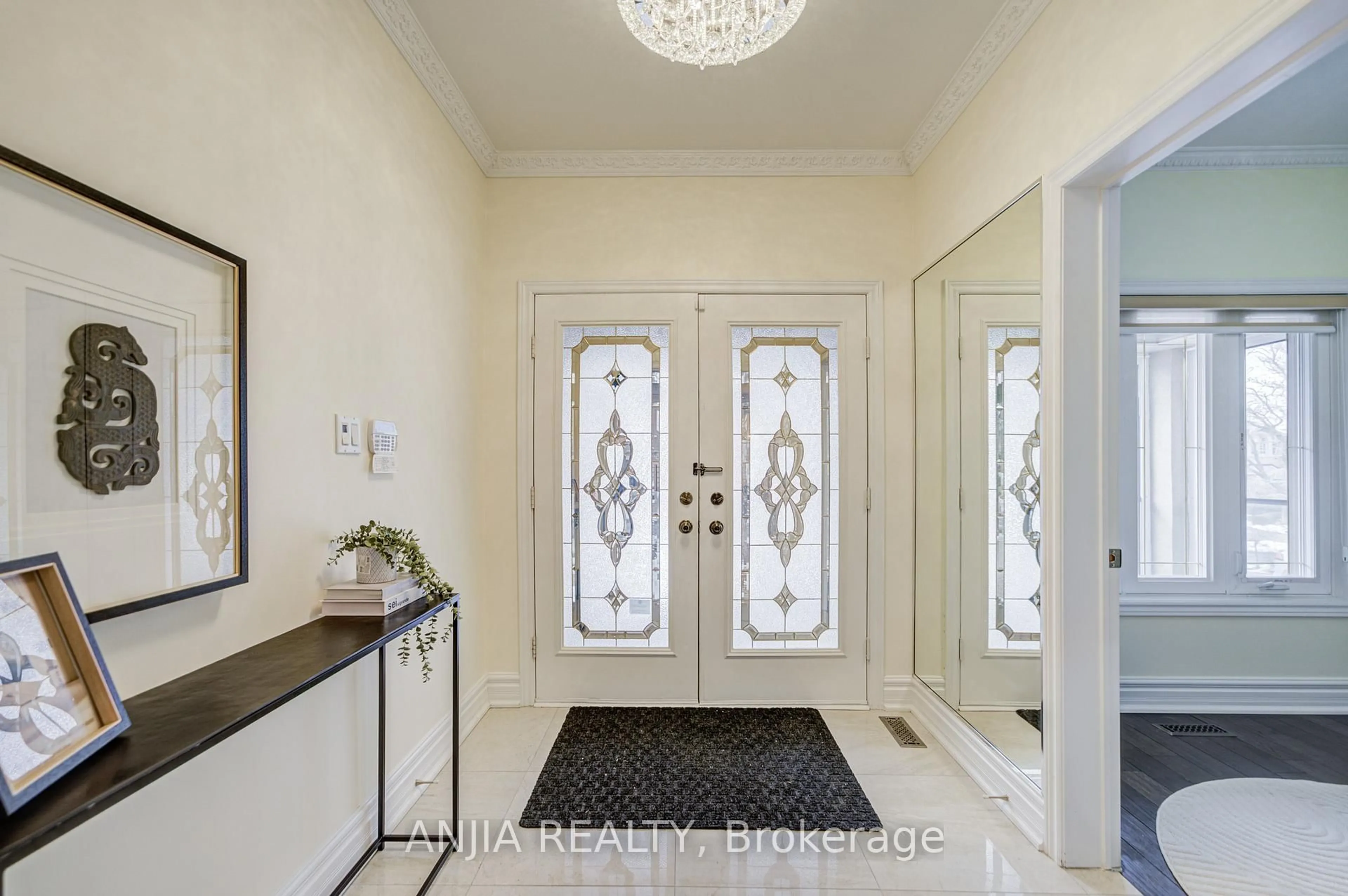 Indoor entryway for 91 Reansbury Cres, Markham Ontario L6C 1X6