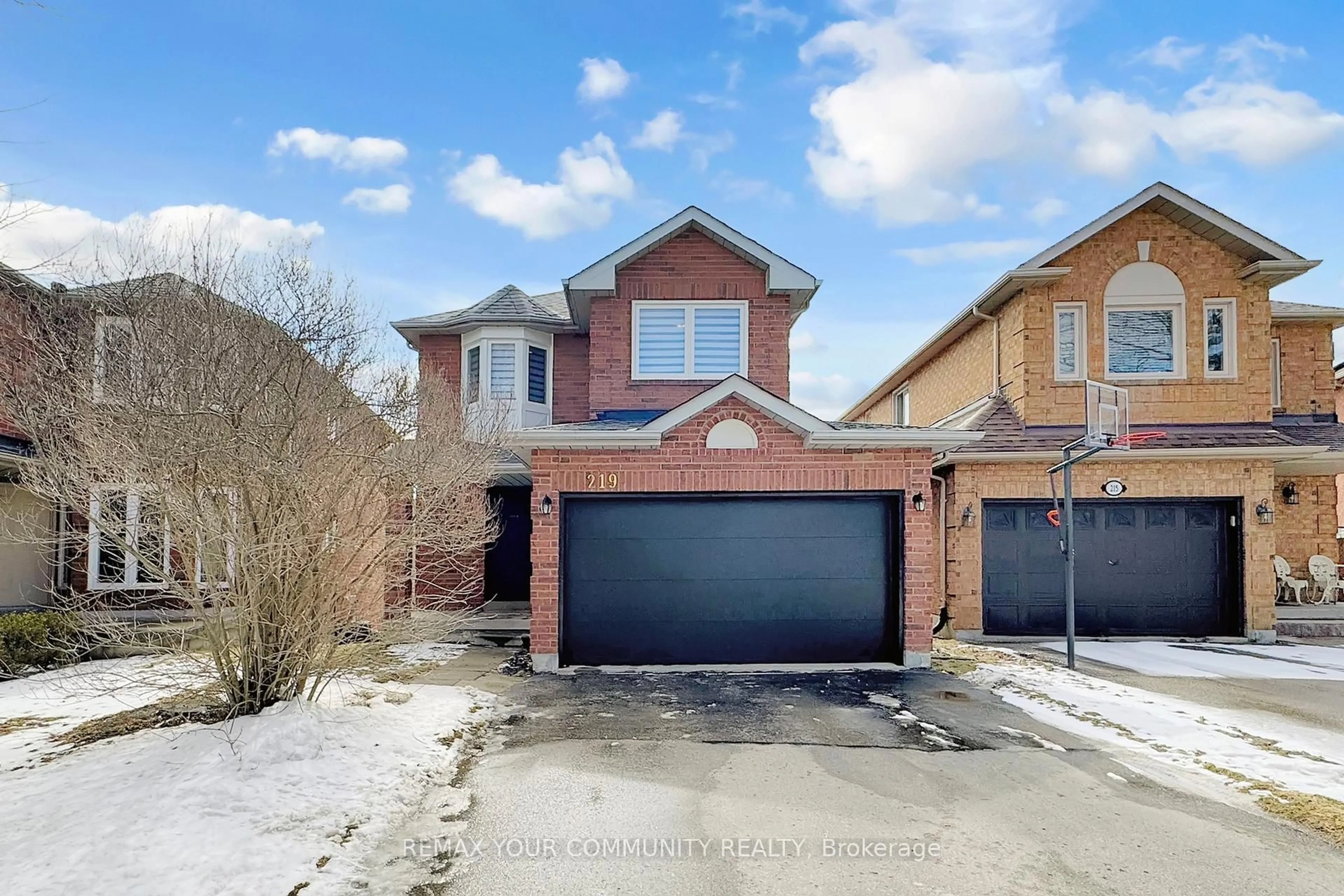 A pic from outside/outdoor area/front of a property/back of a property/a pic from drone, street for 219 Surgeoner Cres, Newmarket Ontario L3X 2L1
