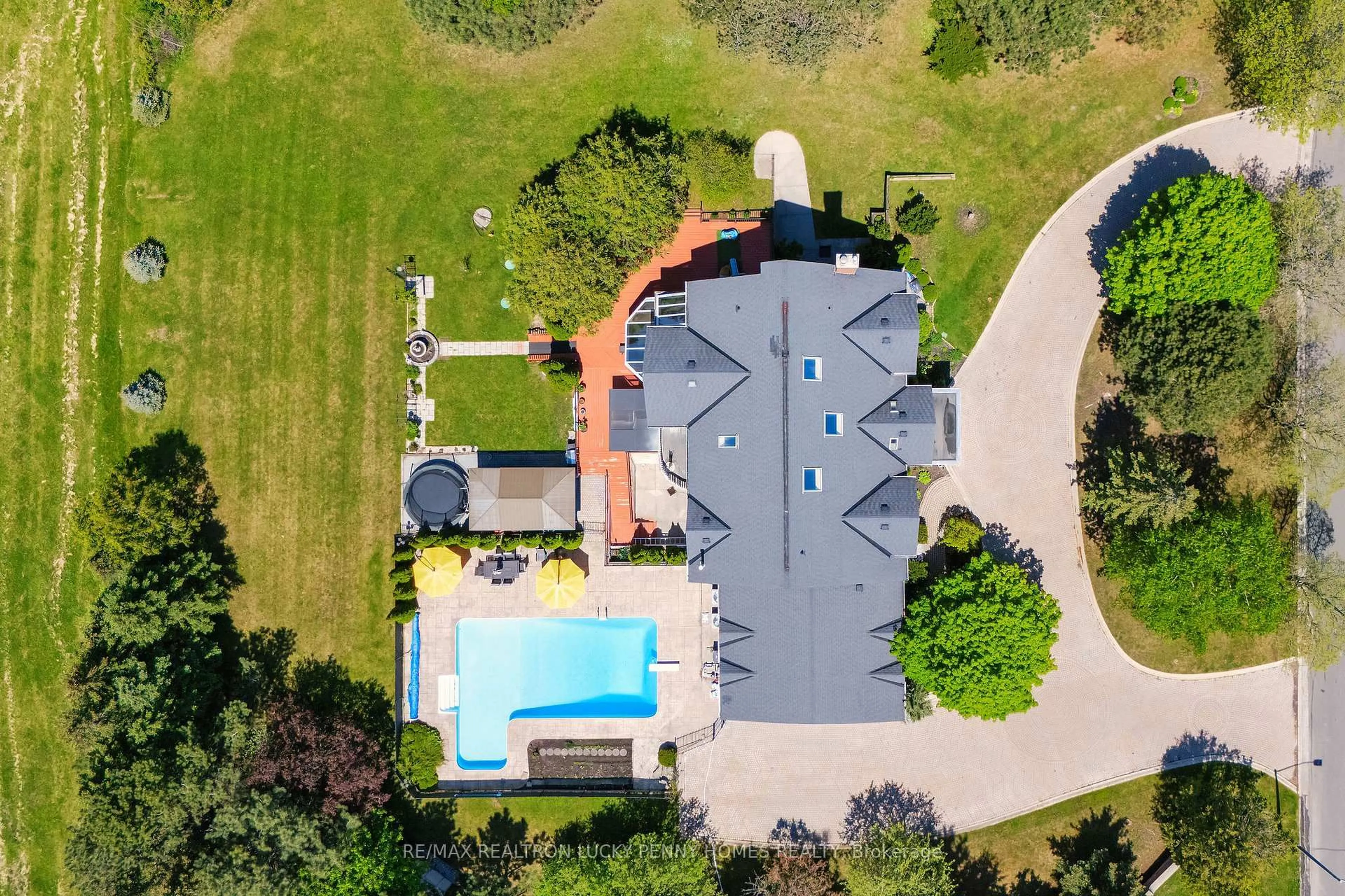A pic from outside/outdoor area/front of a property/back of a property/a pic from drone, unknown for 2 Jennings Gate, Markham Ontario L6C 1A9