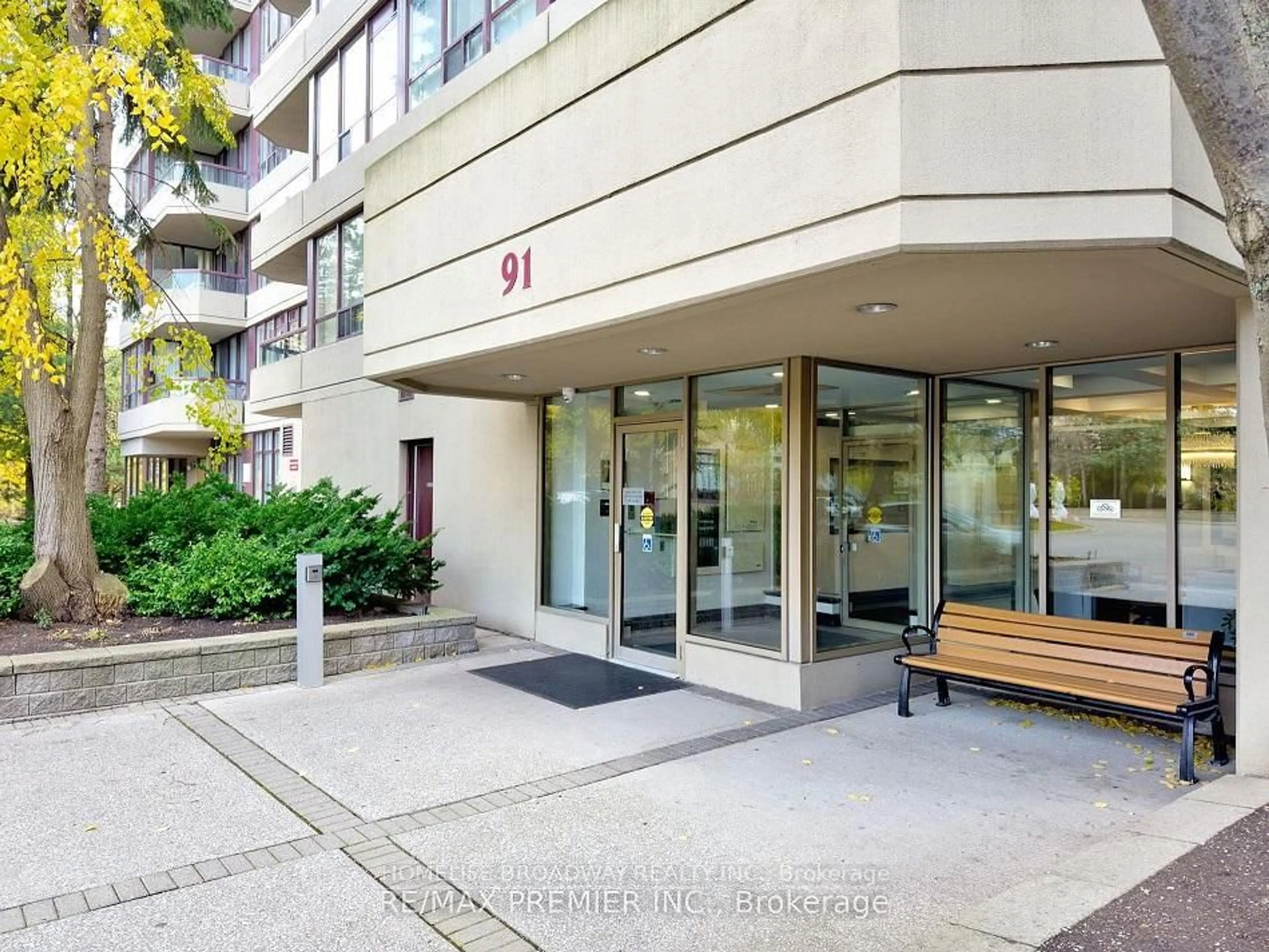 Indoor foyer for 91 Townsgate Dr #805, Vaughan Ontario L4J 8E8