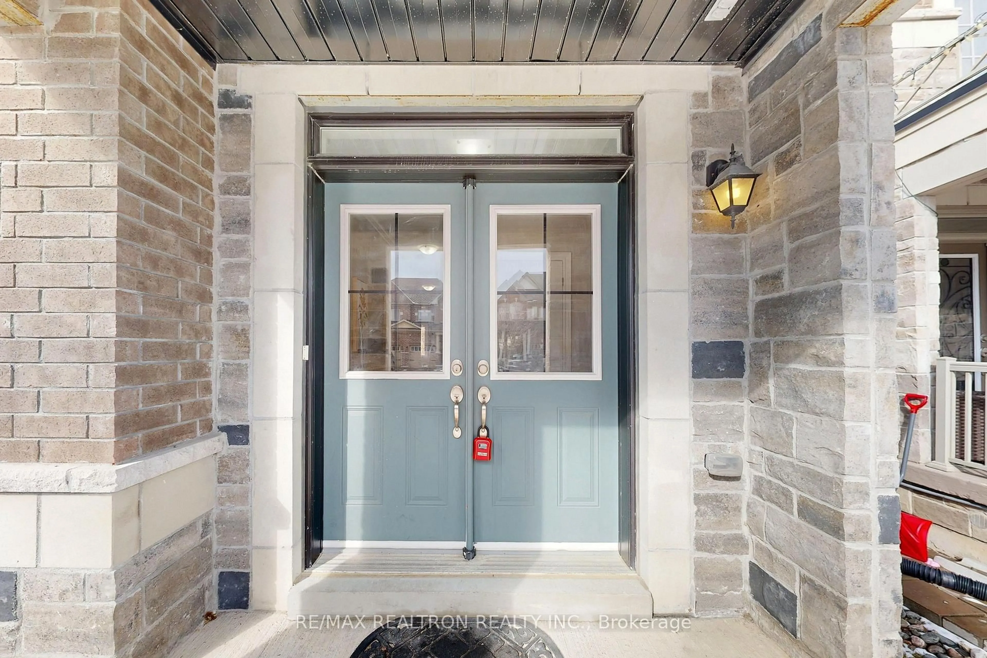 Indoor entryway for 130 Countryman Rd, East Gwillimbury Ontario L9N 0N8