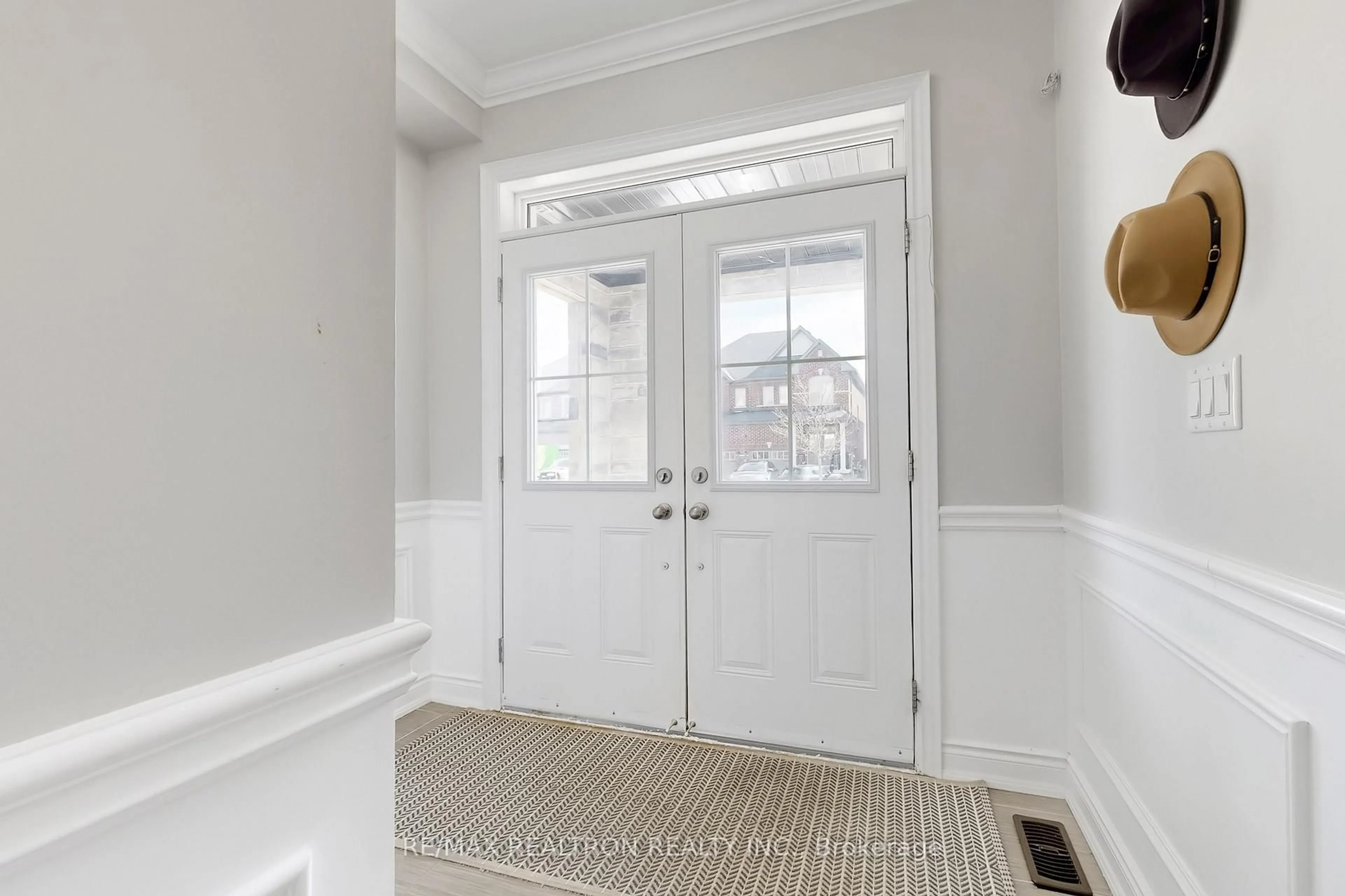 Indoor entryway for 130 Countryman Rd, East Gwillimbury Ontario L9N 0N8
