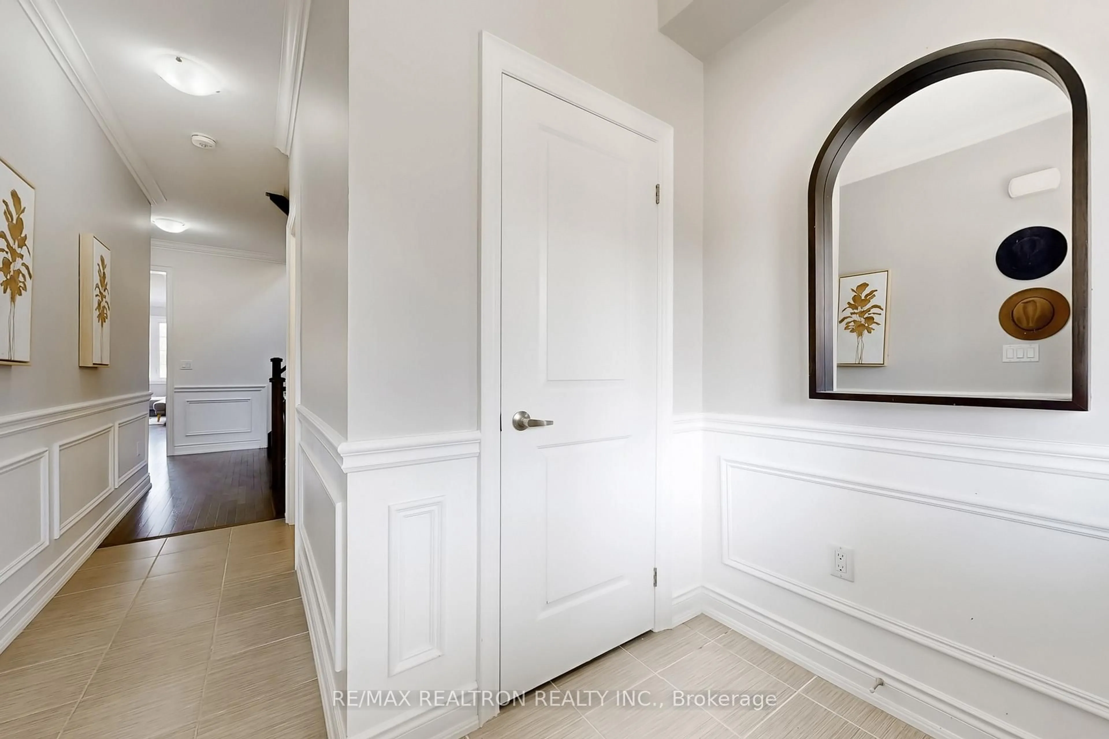 Indoor entryway for 130 Countryman Rd, East Gwillimbury Ontario L9N 0N8