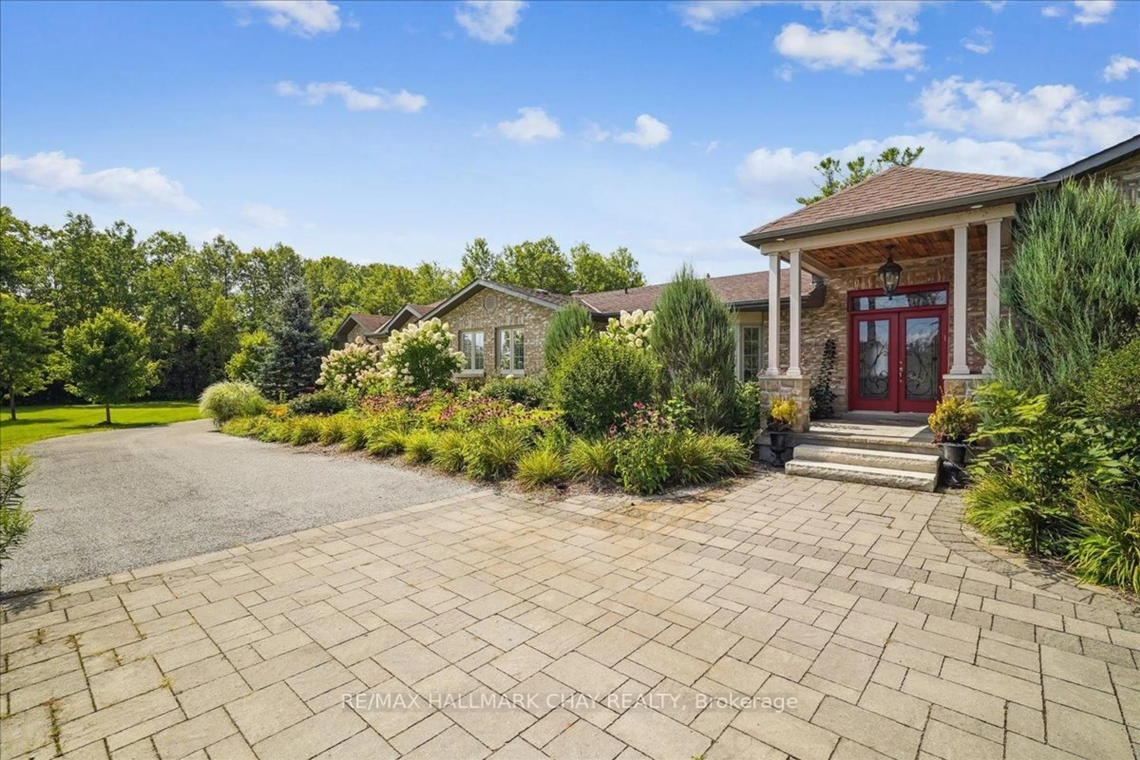 Patio, street for 21940 Mccowan Rd, East Gwillimbury Ontario L0G 1M0