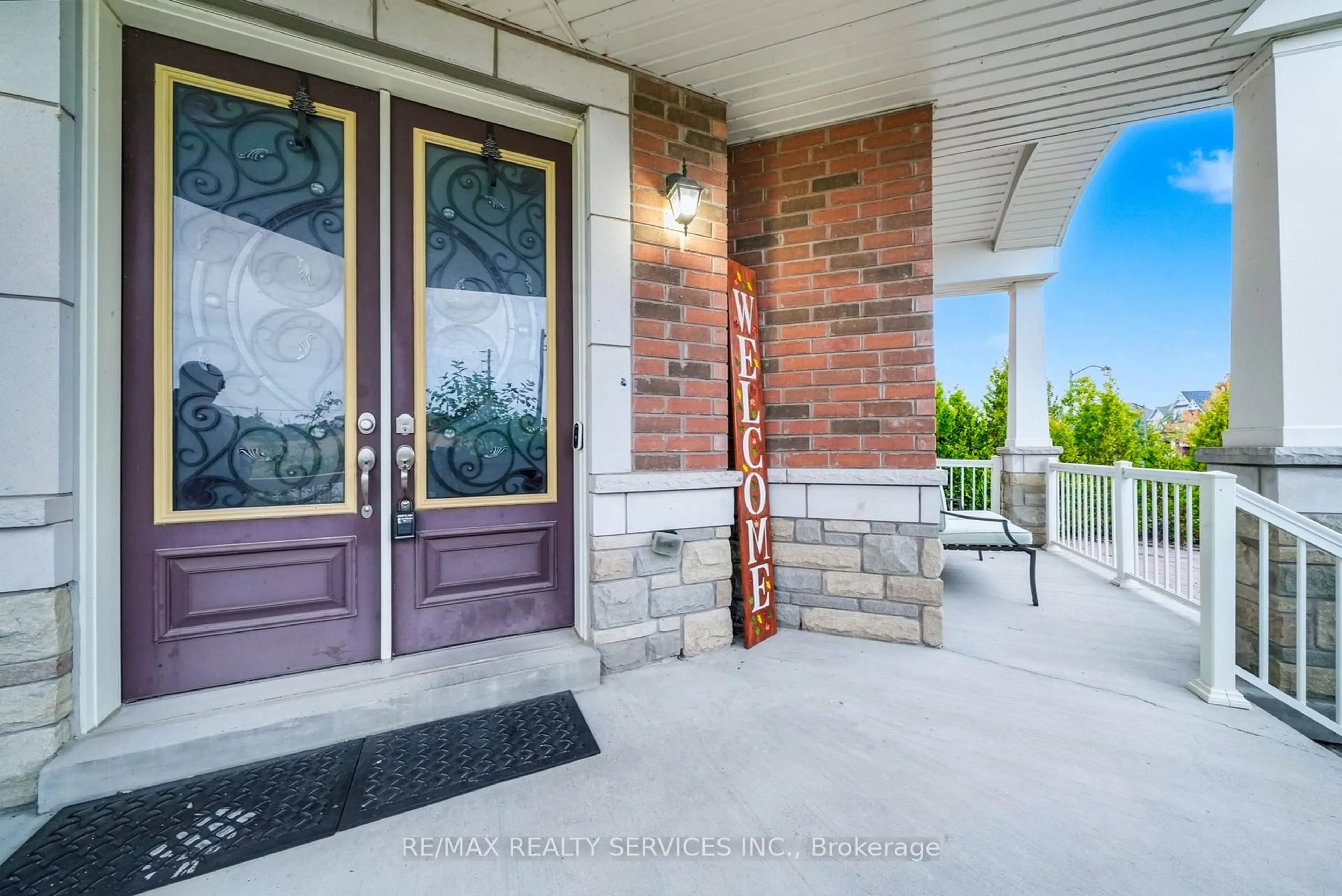 Indoor entryway for 2 Kennedy Blvd, New Tecumseth Ontario L9R 0L4