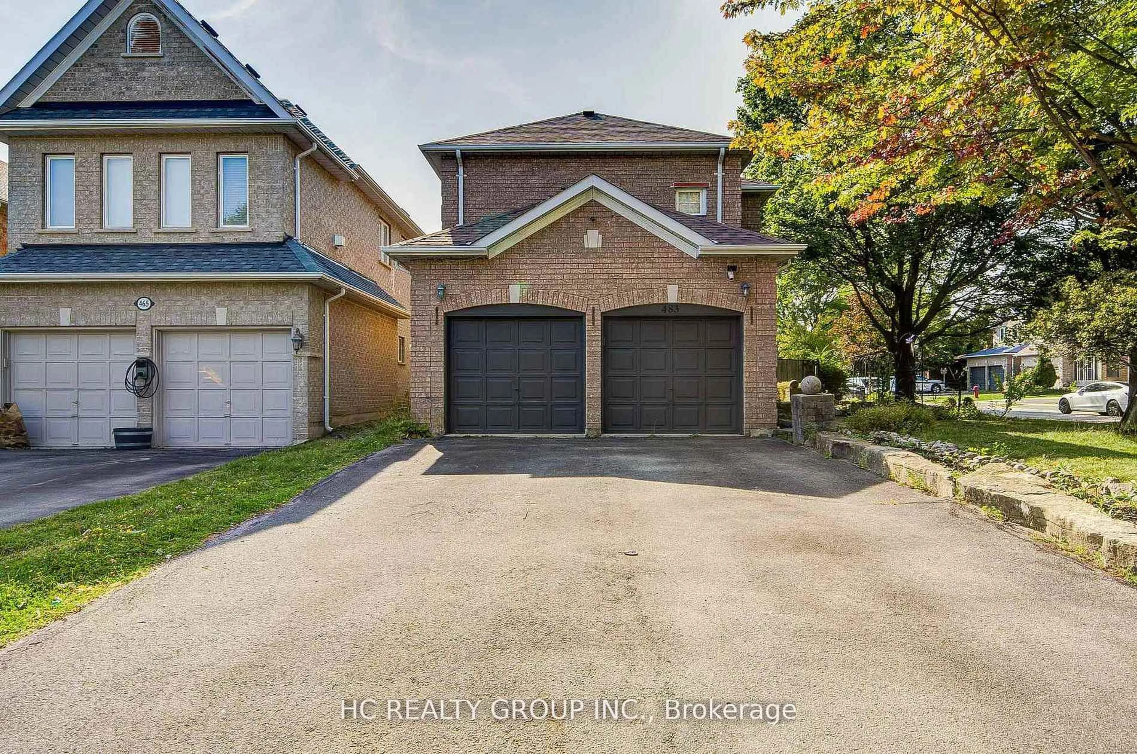 A pic from outside/outdoor area/front of a property/back of a property/a pic from drone, street for 483 Menczel Cres, Newmarket Ontario L3X 2P6