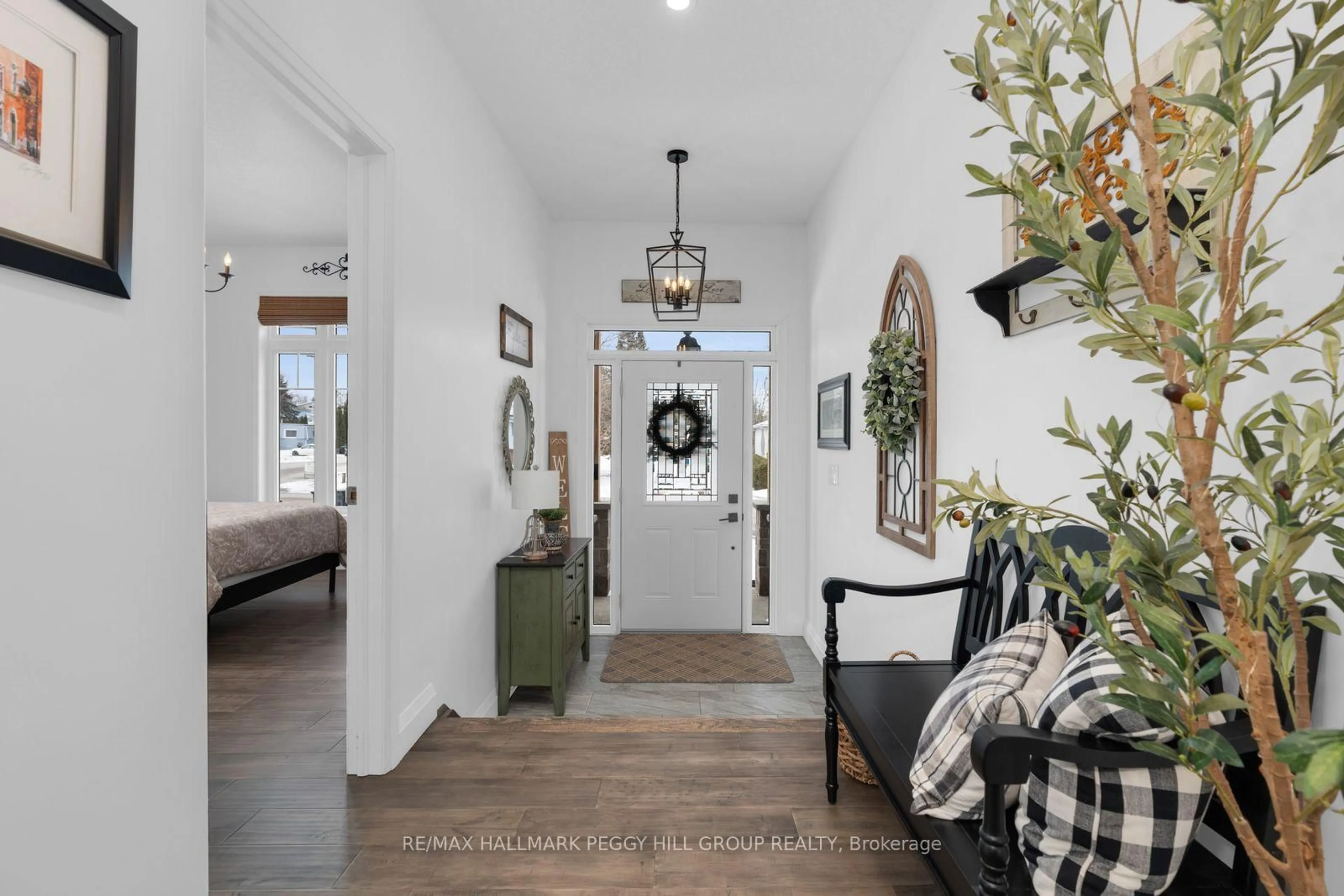 Indoor entryway for 2967 Earl St, Innisfil Ontario L9S 3E2