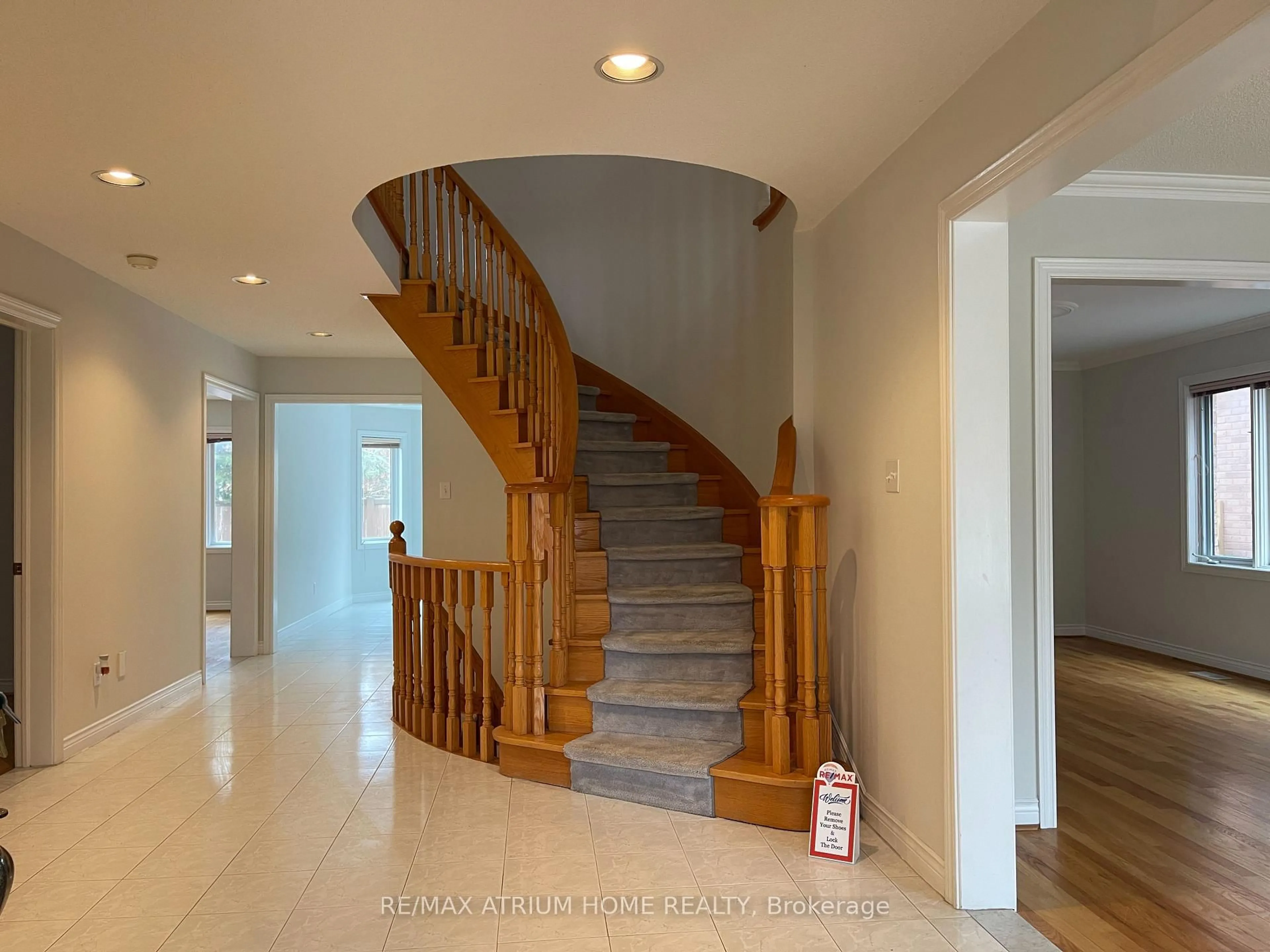 Indoor foyer for 22 Lagani Ave, Richmond Hill Ontario L4B 3E1