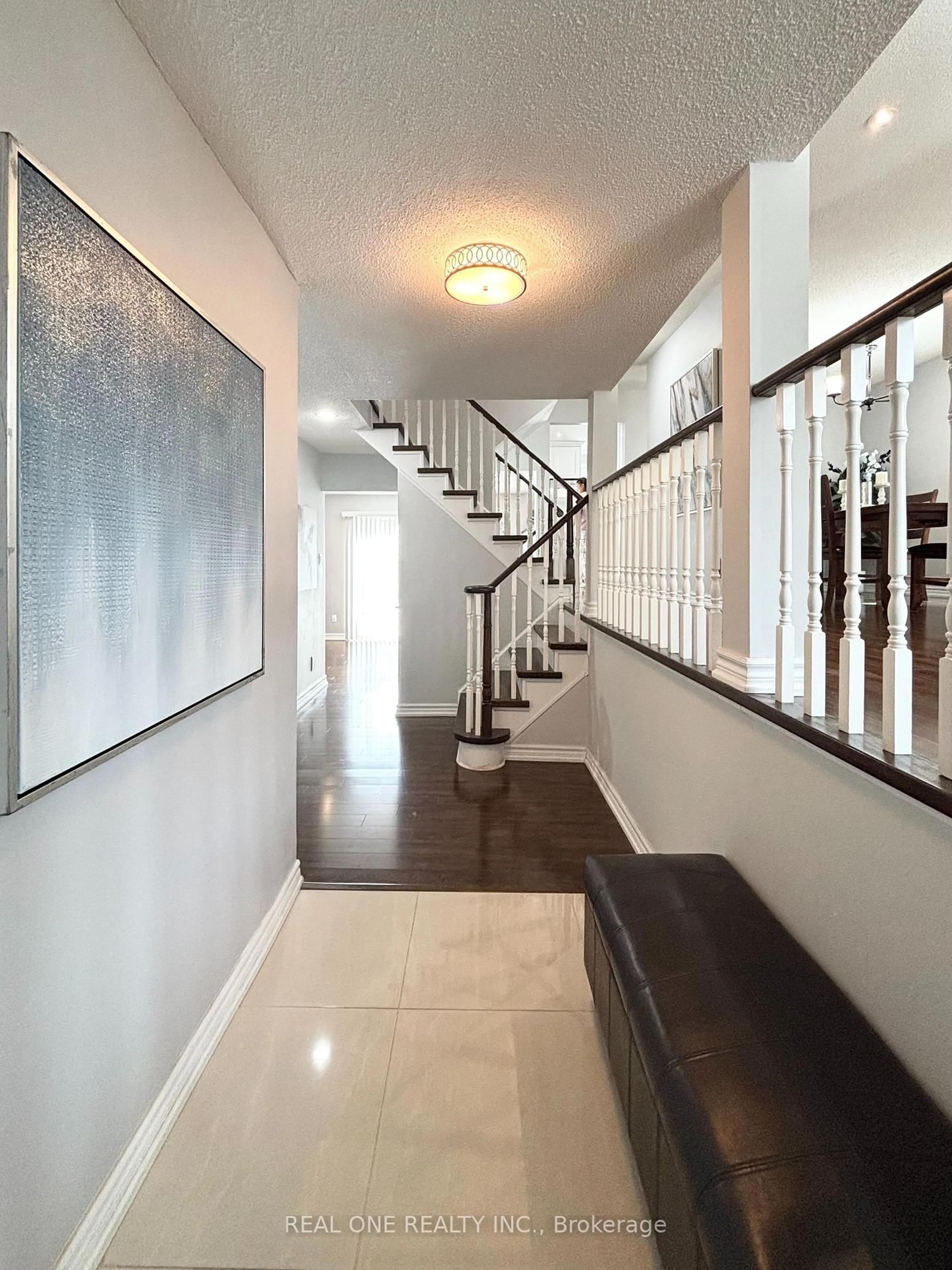 Indoor foyer for 9 Breckonwood Cres, Markham Ontario L3T 5G8