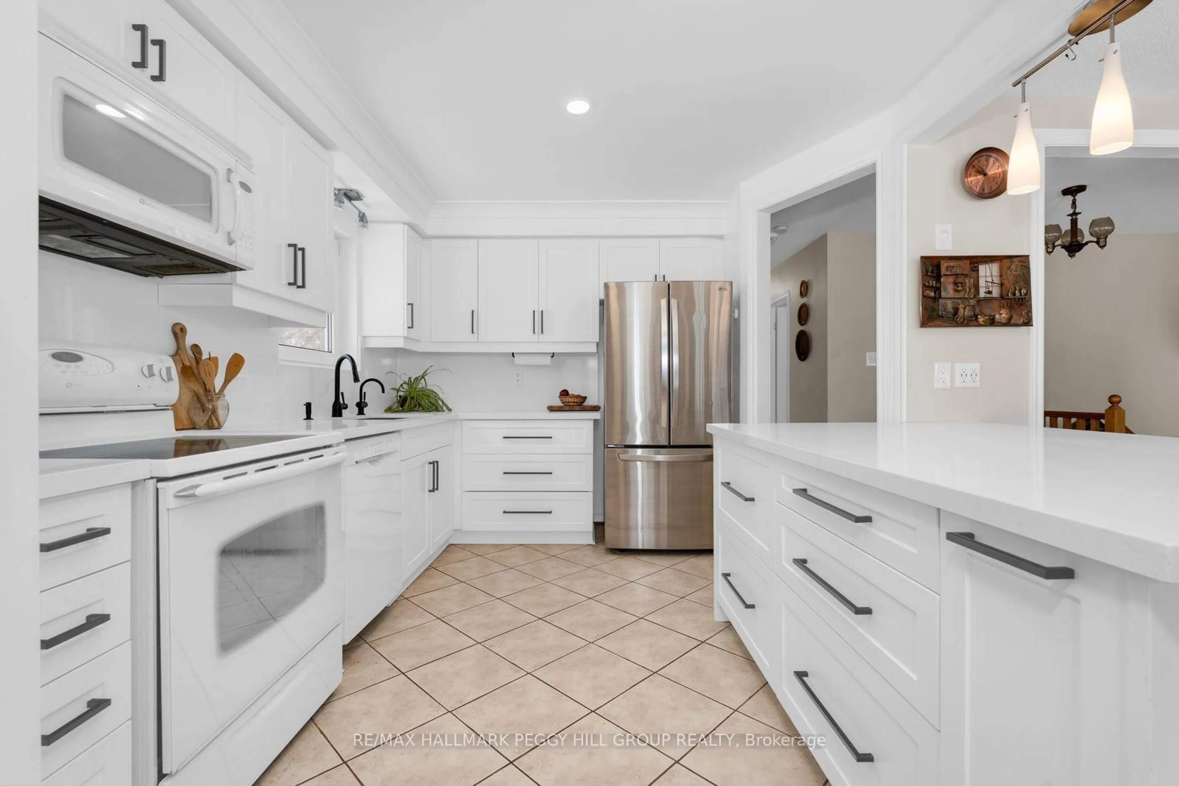 Open concept kitchen, ceramic/tile floor for 6 Carolyne St, Essa Ontario L3W 0J8