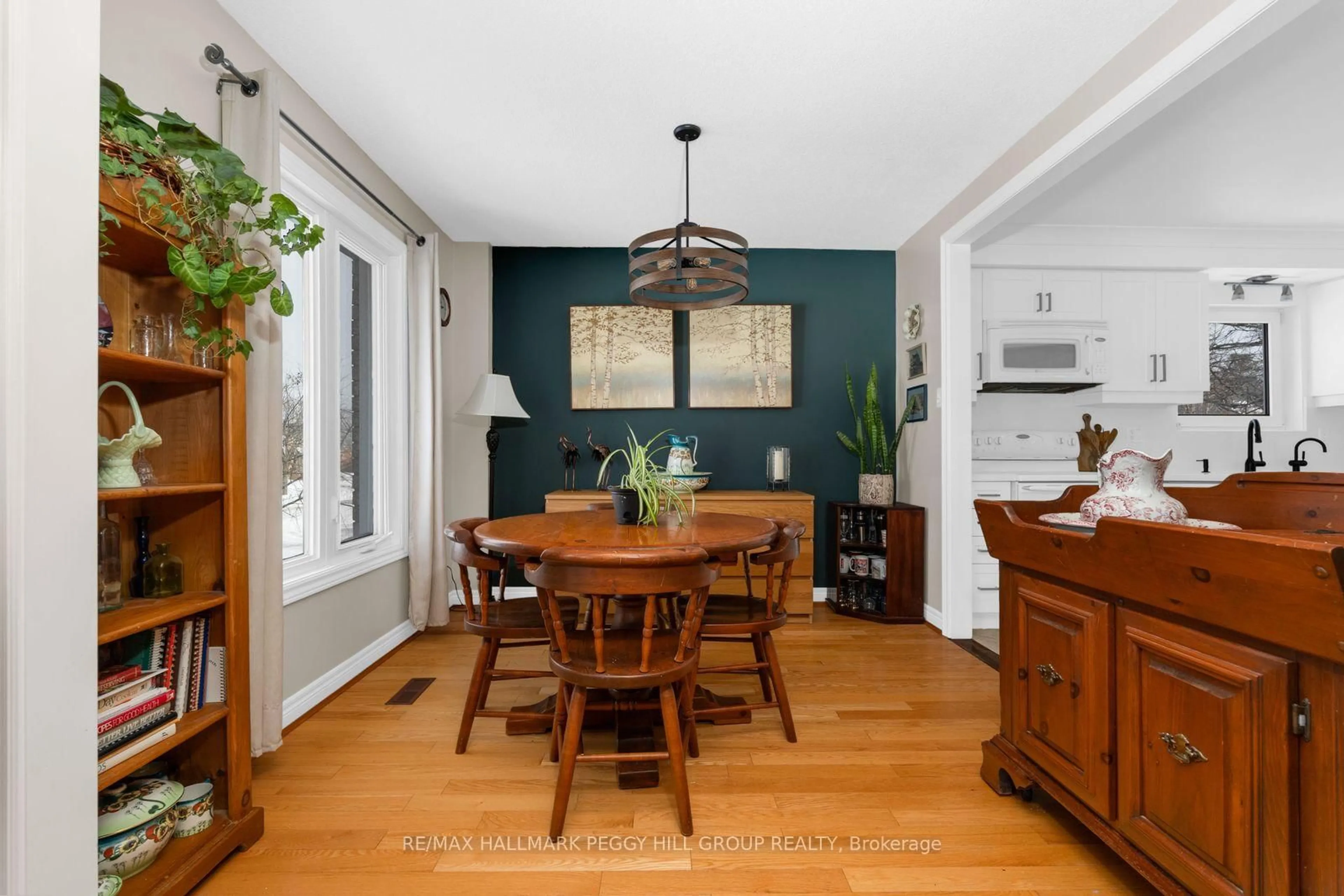 Dining room, wood/laminate floor for 6 Carolyne St, Essa Ontario L3W 0J8