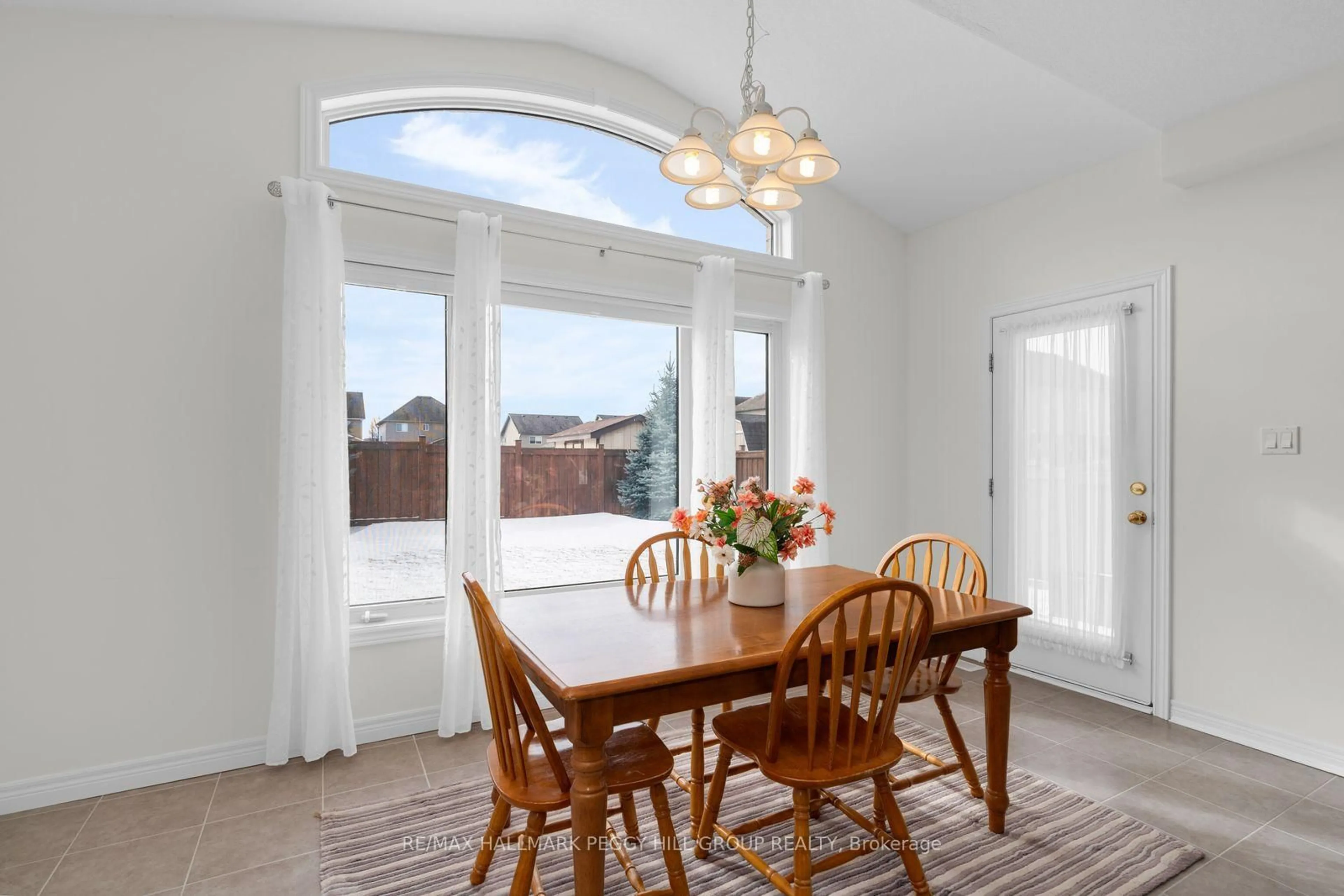 Dining room, unknown for 11 Arnold Cres, Essa Ontario L3W 0P9