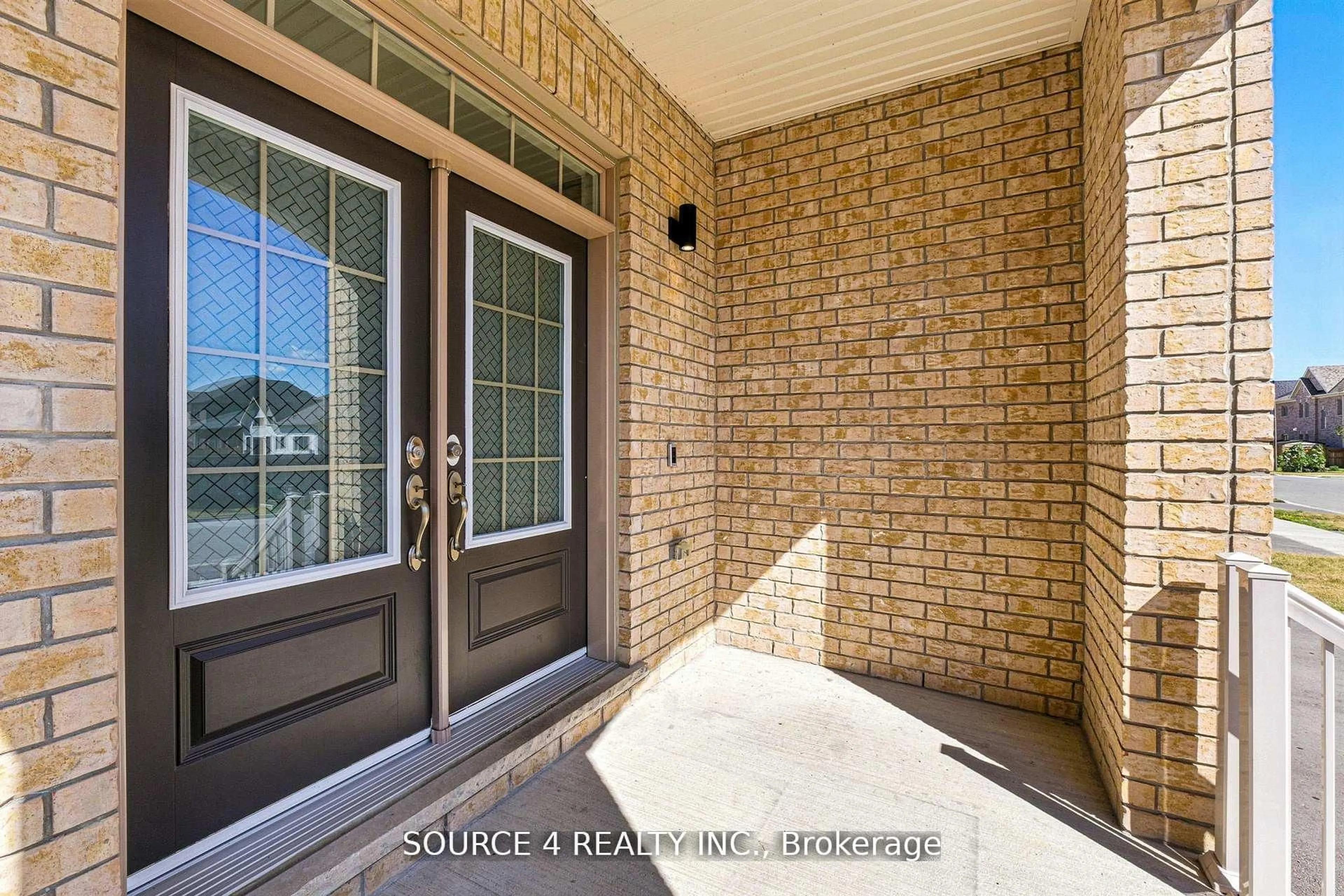 Indoor entryway for 376 Danny Wheeler Blvd, Georgina Ontario L4P 0K2