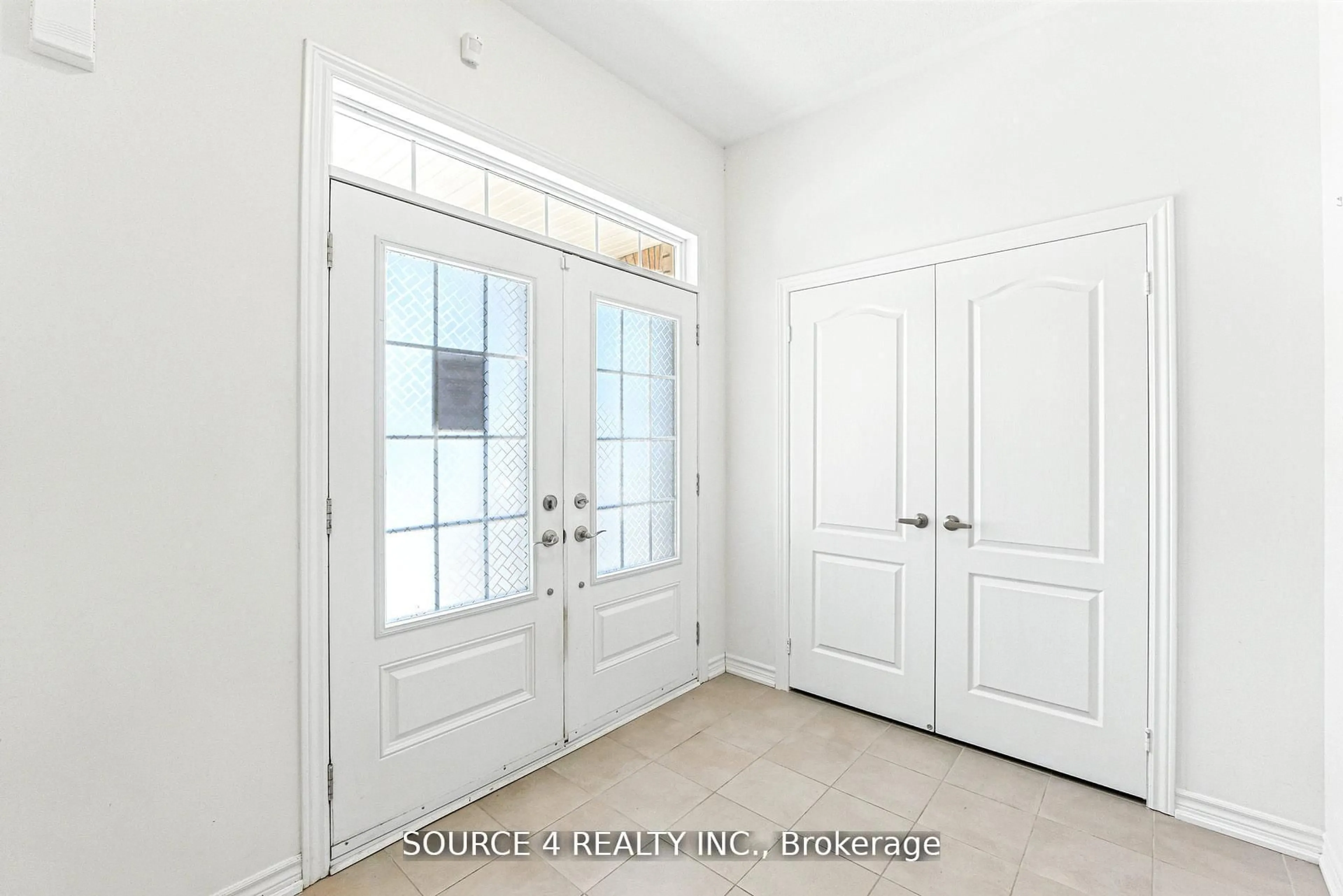 Indoor entryway for 376 Danny Wheeler Blvd, Georgina Ontario L4P 0K2