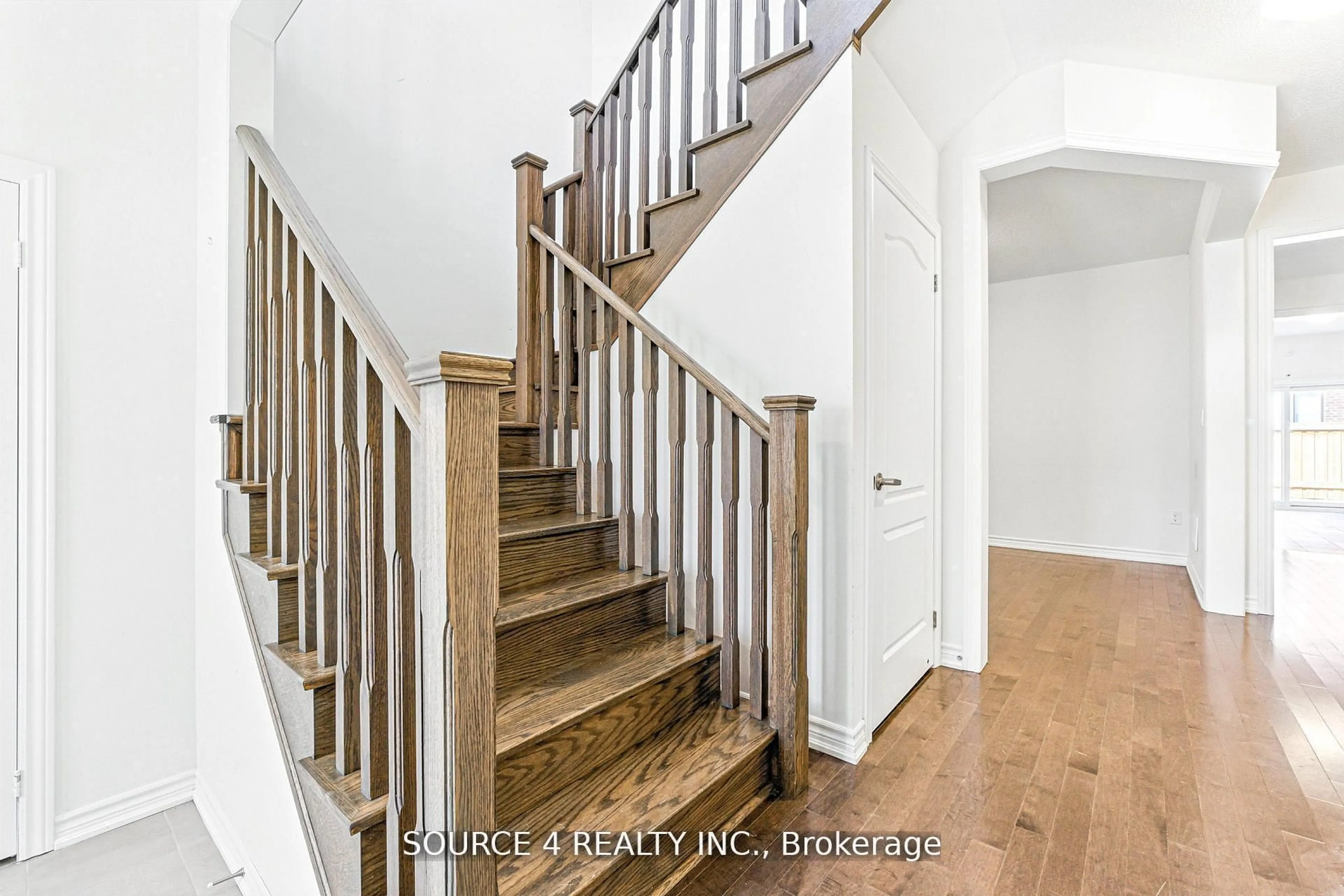 Stairs for 376 Danny Wheeler Blvd, Georgina Ontario L4P 0K2