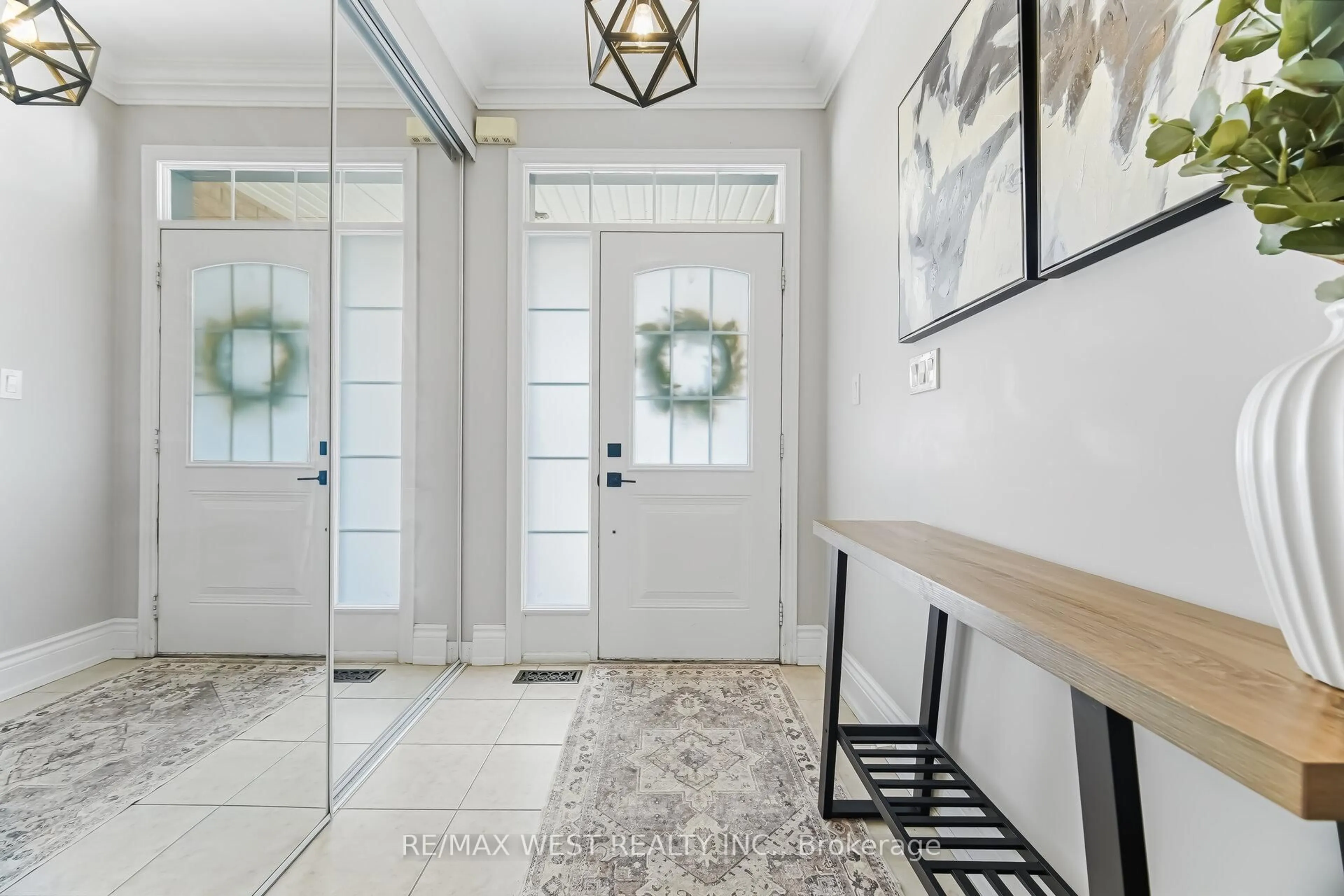 Indoor entryway for 10 Weaver Terr, New Tecumseth Ontario L0G 1W0