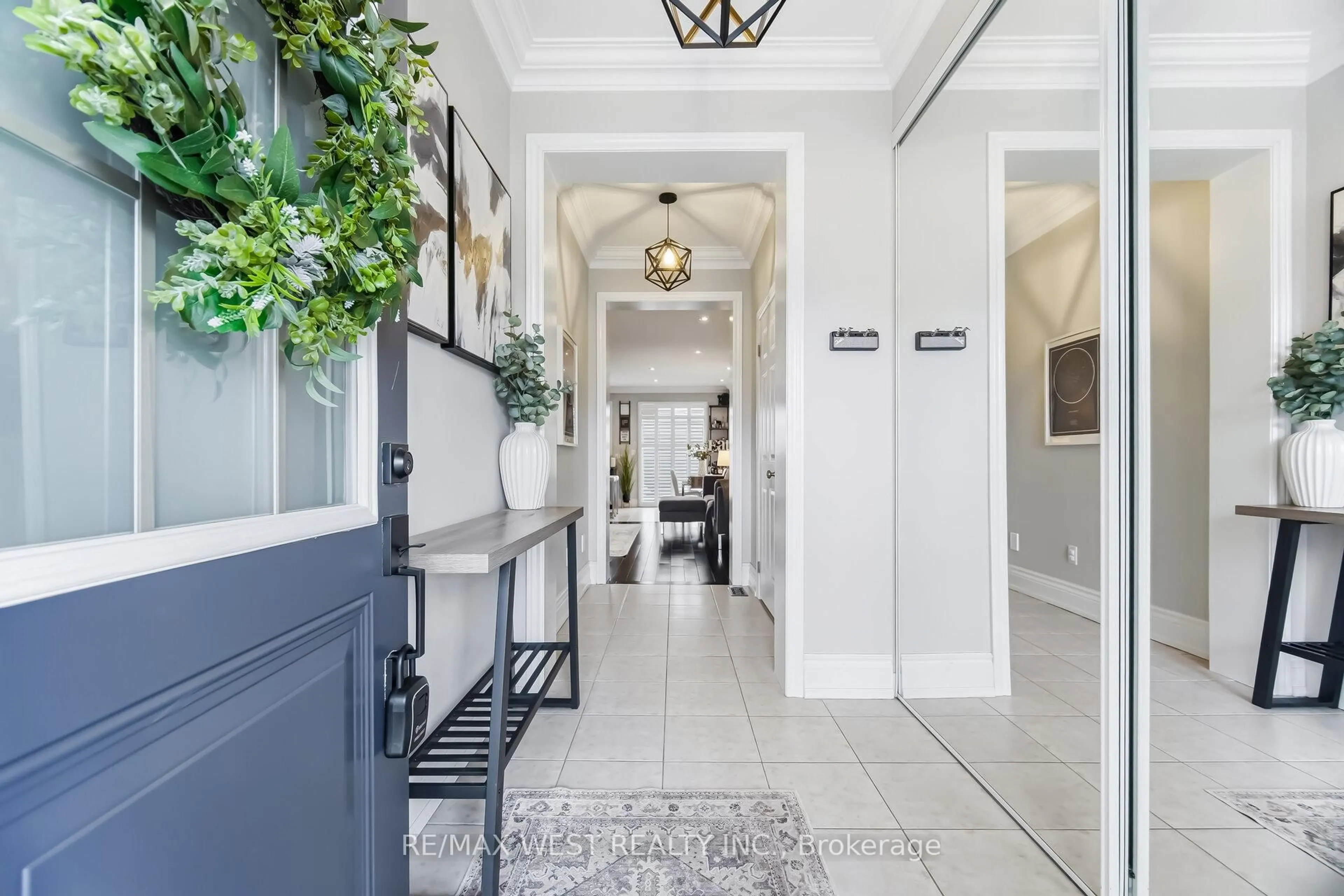 Indoor entryway for 10 Weaver Terr, New Tecumseth Ontario L0G 1W0