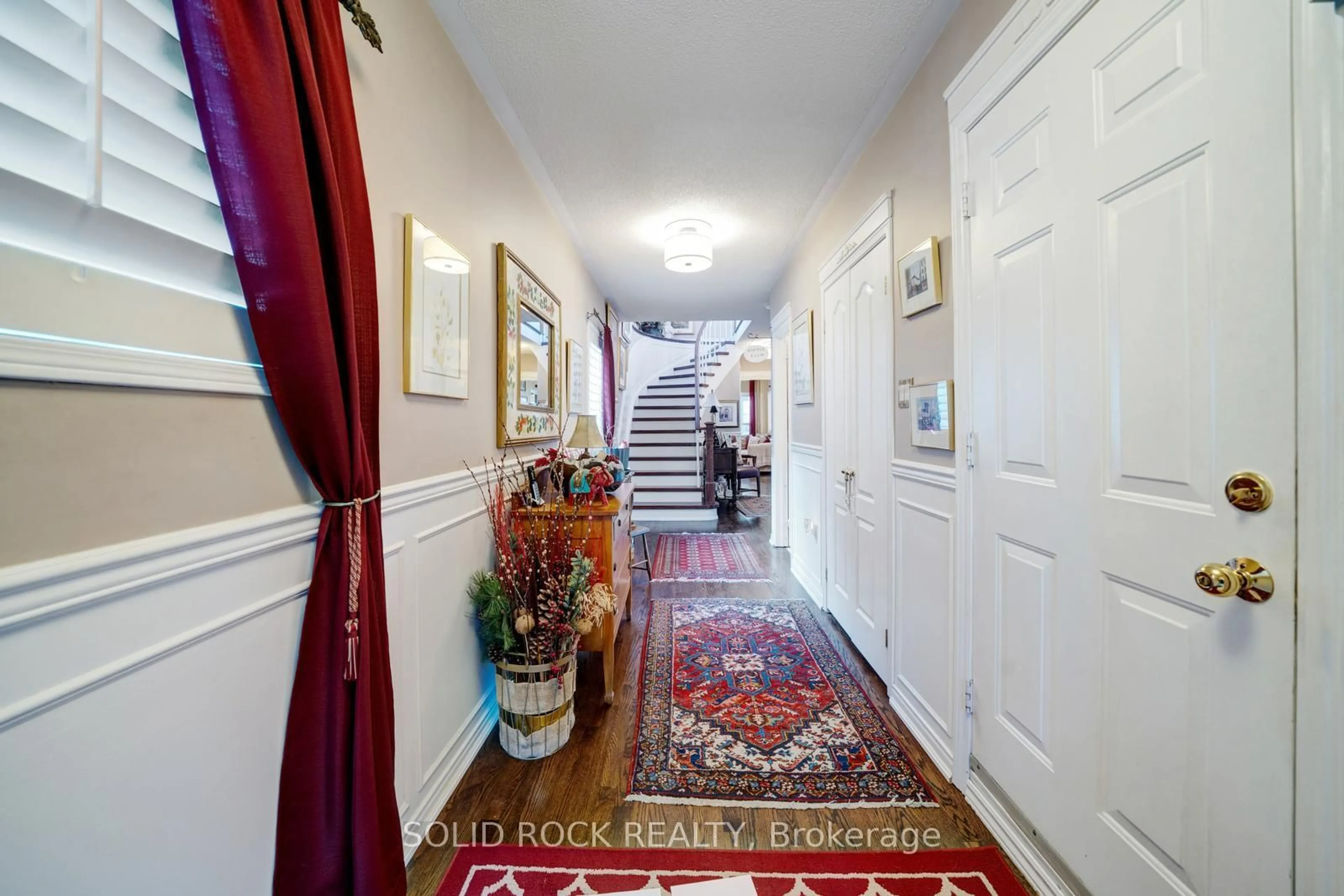 Indoor foyer for 6 Desert View Cres, Richmond Hill Ontario L4C 0E2
