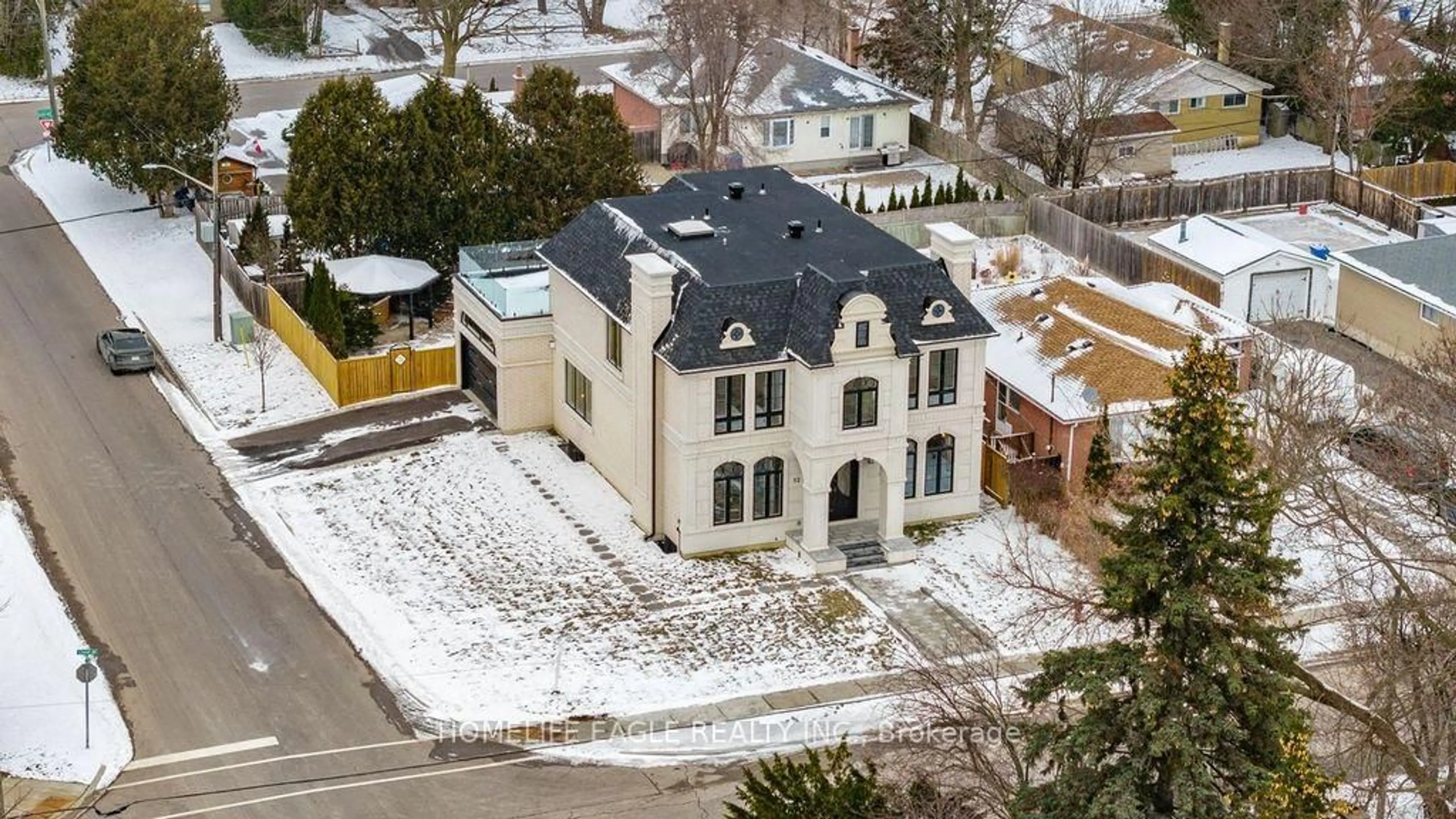 A pic from outside/outdoor area/front of a property/back of a property/a pic from drone, street for 52 Child Dr, Aurora Ontario L4G 1Y5